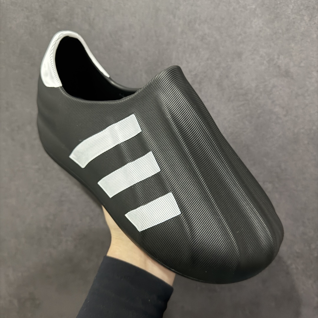 图片[3]-【纯原版】AD adiFOM Superstar 贝壳头版一脚蹬系列休闲运动鸭掌鞋 黑白色 HQ8752 重金购入原鞋及原档案磨具生产指令开发 鞋头部位凹凸有致 横向大面积波浪纹理 后跟Logo 凹凸明显 轮廓分明 描漆定位精准 公整无偏差不溢出 LOGO内侧钢印清晰工整 原厂磨具全鞋无多余毛边 同源公司EVA粒子环保塑料 原厂指令配方 无任何异味 弹性卡色均保持原鞋一致 匠心打造 鞋口弧度大小 鞋面色泽质感同步原鞋 LOGO内侧钢印清晰工整 中底部分带原厂钢印编号 原厂Ortholite欧斯莱鞋垫 区别掉渣海玻璃鞋垫 吸汗防臭的效果无法相提并论 原厂定制原标 同比ZP 符合人体设计 独家开发至47 产品基于标志性 Superstar 鞋款轮廓的同时 利用可再生的甘蔗加工物材料制成一体式泡沫鞋身 无鞋带设计更加方便穿脱 点睛之笔在于标志性的三道杠出现在鞋子的两侧 鞋跟贴片上饰有品牌标志性的三叶草压花 尺码：36 37 38 39 40 41 42 42.5 43 44 45 46-选品中心