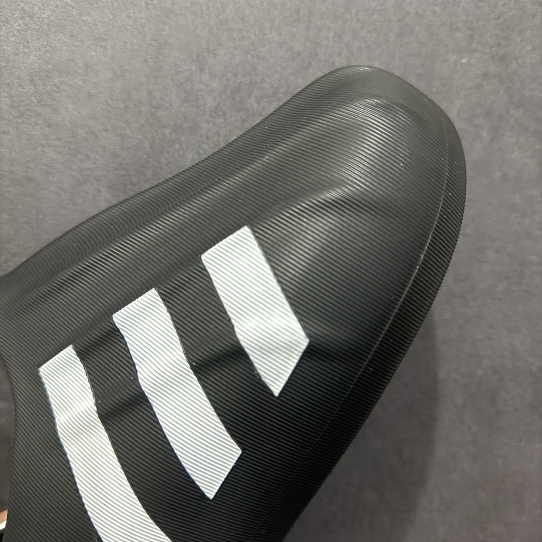 图片[5]-【纯原版】AD adiFOM Superstar 贝壳头版一脚蹬系列休闲运动鸭掌鞋 黑白色 HQ8752 重金购入原鞋及原档案磨具生产指令开发 鞋头部位凹凸有致 横向大面积波浪纹理 后跟Logo 凹凸明显 轮廓分明 描漆定位精准 公整无偏差不溢出 LOGO内侧钢印清晰工整 原厂磨具全鞋无多余毛边 同源公司EVA粒子环保塑料 原厂指令配方 无任何异味 弹性卡色均保持原鞋一致 匠心打造 鞋口弧度大小 鞋面色泽质感同步原鞋 LOGO内侧钢印清晰工整 中底部分带原厂钢印编号 原厂Ortholite欧斯莱鞋垫 区别掉渣海玻璃鞋垫 吸汗防臭的效果无法相提并论 原厂定制原标 同比ZP 符合人体设计 独家开发至47 产品基于标志性 Superstar 鞋款轮廓的同时 利用可再生的甘蔗加工物材料制成一体式泡沫鞋身 无鞋带设计更加方便穿脱 点睛之笔在于标志性的三道杠出现在鞋子的两侧 鞋跟贴片上饰有品牌标志性的三叶草压花 尺码：36 37 38 39 40 41 42 42.5 43 44 45 46-选品中心