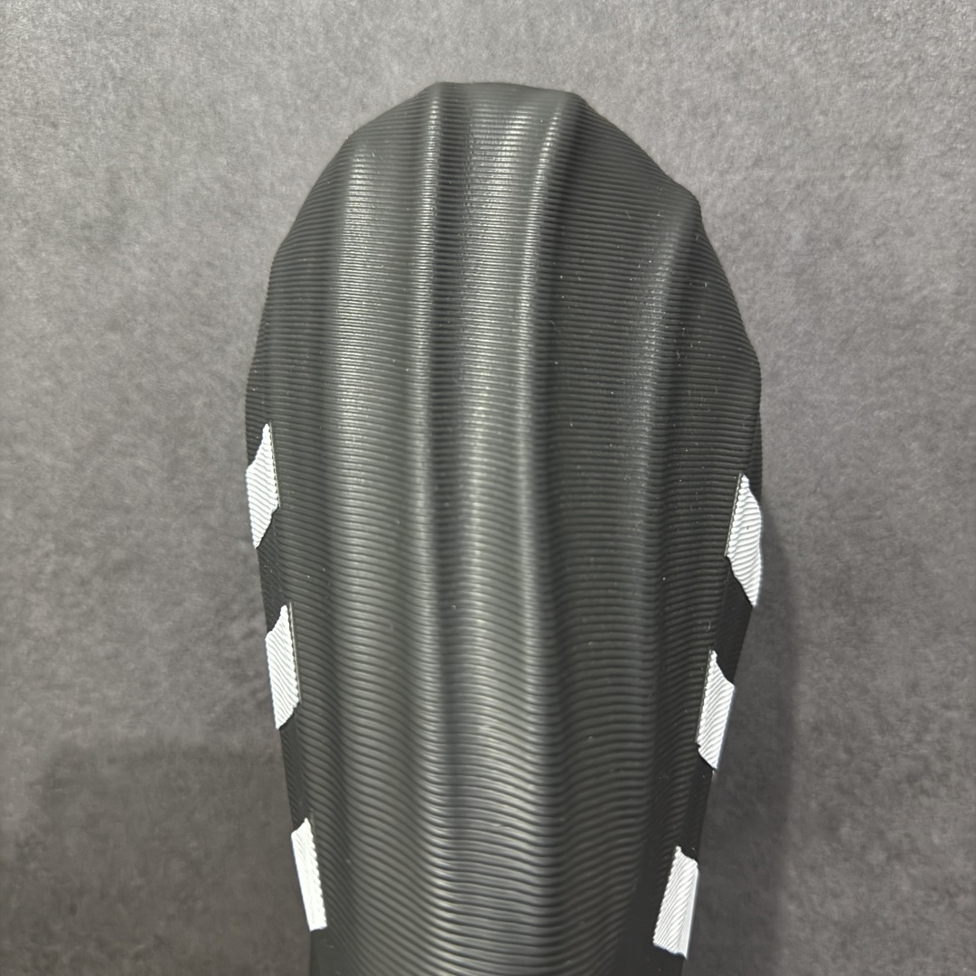 图片[8]-【纯原版】AD adiFOM Superstar 贝壳头版一脚蹬系列休闲运动鸭掌鞋 黑白色 HQ8752 重金购入原鞋及原档案磨具生产指令开发 鞋头部位凹凸有致 横向大面积波浪纹理 后跟Logo 凹凸明显 轮廓分明 描漆定位精准 公整无偏差不溢出 LOGO内侧钢印清晰工整 原厂磨具全鞋无多余毛边 同源公司EVA粒子环保塑料 原厂指令配方 无任何异味 弹性卡色均保持原鞋一致 匠心打造 鞋口弧度大小 鞋面色泽质感同步原鞋 LOGO内侧钢印清晰工整 中底部分带原厂钢印编号 原厂Ortholite欧斯莱鞋垫 区别掉渣海玻璃鞋垫 吸汗防臭的效果无法相提并论 原厂定制原标 同比ZP 符合人体设计 独家开发至47 产品基于标志性 Superstar 鞋款轮廓的同时 利用可再生的甘蔗加工物材料制成一体式泡沫鞋身 无鞋带设计更加方便穿脱 点睛之笔在于标志性的三道杠出现在鞋子的两侧 鞋跟贴片上饰有品牌标志性的三叶草压花 尺码：36 37 38 39 40 41 42 42.5 43 44 45 46-选品中心