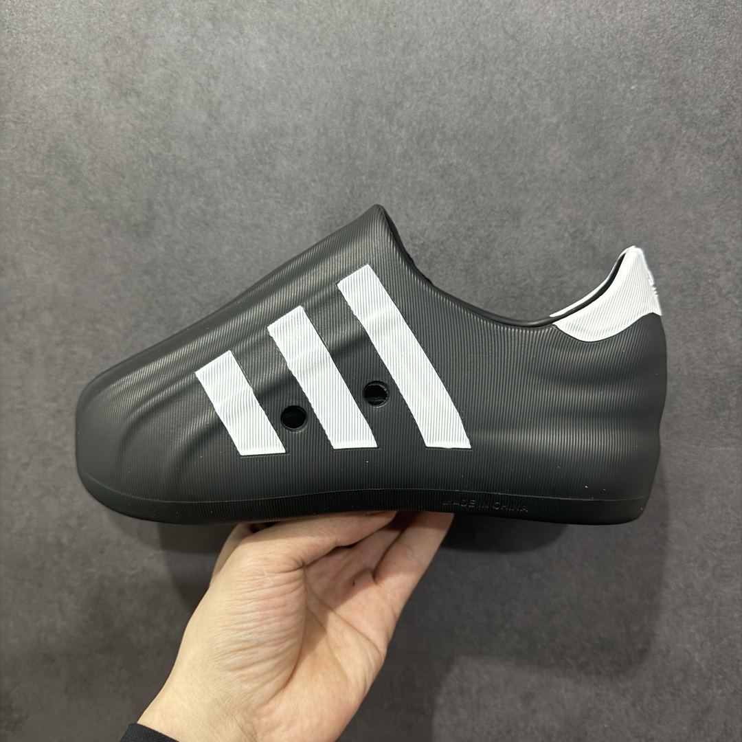 图片[2]-【纯原版】AD adiFOM Superstar 贝壳头版一脚蹬系列休闲运动鸭掌鞋 黑白色 HQ8752 重金购入原鞋及原档案磨具生产指令开发 鞋头部位凹凸有致 横向大面积波浪纹理 后跟Logo 凹凸明显 轮廓分明 描漆定位精准 公整无偏差不溢出 LOGO内侧钢印清晰工整 原厂磨具全鞋无多余毛边 同源公司EVA粒子环保塑料 原厂指令配方 无任何异味 弹性卡色均保持原鞋一致 匠心打造 鞋口弧度大小 鞋面色泽质感同步原鞋 LOGO内侧钢印清晰工整 中底部分带原厂钢印编号 原厂Ortholite欧斯莱鞋垫 区别掉渣海玻璃鞋垫 吸汗防臭的效果无法相提并论 原厂定制原标 同比ZP 符合人体设计 独家开发至47 产品基于标志性 Superstar 鞋款轮廓的同时 利用可再生的甘蔗加工物材料制成一体式泡沫鞋身 无鞋带设计更加方便穿脱 点睛之笔在于标志性的三道杠出现在鞋子的两侧 鞋跟贴片上饰有品牌标志性的三叶草压花 尺码：36 37 38 39 40 41 42 42.5 43 44 45 46-选品中心