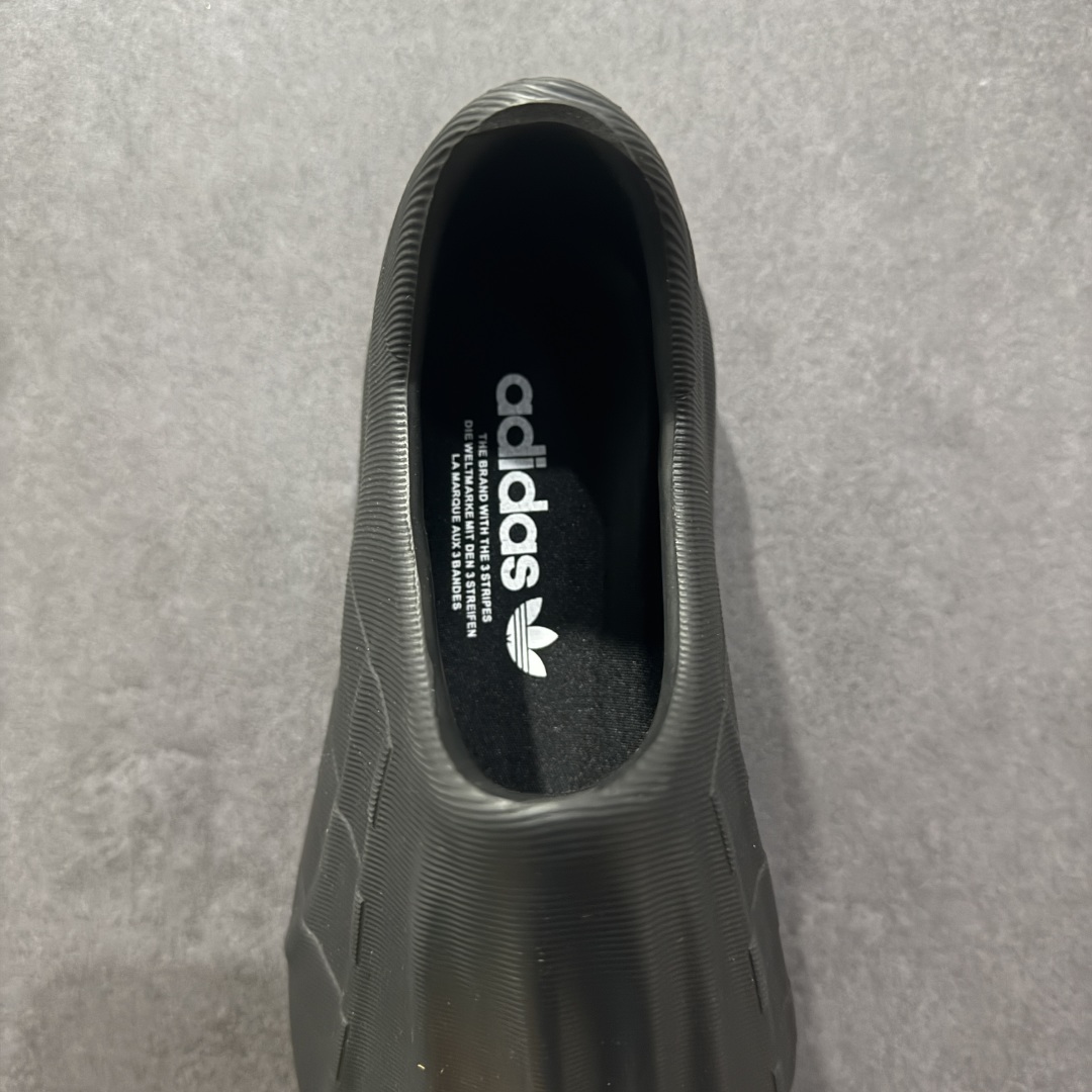 图片[7]-【纯原版】AD adiFOM Superstar 贝壳头版一脚蹬系列休闲运动鸭掌鞋 黑色 GZ2619 重金购入原鞋及原档案磨具生产指令开发 鞋头部位凹凸有致 横向大面积波浪纹理 后跟Logo 凹凸明显 轮廓分明 描漆定位精准 公整无偏差不溢出 LOGO内侧钢印清晰工整 原厂磨具全鞋无多余毛边 同源公司EVA粒子环保塑料 原厂指令配方 无任何异味 弹性卡色均保持原鞋一致 匠心打造 鞋口弧度大小 鞋面色泽质感同步原鞋 LOGO内侧钢印清晰工整 中底部分带原厂钢印编号 原厂Ortholite欧斯莱鞋垫 区别掉渣海玻璃鞋垫 吸汗防臭的效果无法相提并论 原厂定制原标 同比ZP 符合人体设计 独家开发至47 产品基于标志性 Superstar 鞋款轮廓的同时 利用可再生的甘蔗加工物材料制成一体式泡沫鞋身 无鞋带设计更加方便穿脱 点睛之笔在于标志性的三道杠出现在鞋子的两侧 鞋跟贴片上饰有品牌标志性的三叶草压花 尺码：36 37 38 39 40 41 42 42.5 43 44 45 46-选品中心