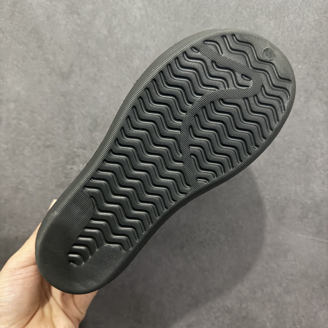 图片[9]-【纯原版】AD adiFOM Superstar 贝壳头版一脚蹬系列休闲运动鸭掌鞋 黑色 GZ2619 重金购入原鞋及原档案磨具生产指令开发 鞋头部位凹凸有致 横向大面积波浪纹理 后跟Logo 凹凸明显 轮廓分明 描漆定位精准 公整无偏差不溢出 LOGO内侧钢印清晰工整 原厂磨具全鞋无多余毛边 同源公司EVA粒子环保塑料 原厂指令配方 无任何异味 弹性卡色均保持原鞋一致 匠心打造 鞋口弧度大小 鞋面色泽质感同步原鞋 LOGO内侧钢印清晰工整 中底部分带原厂钢印编号 原厂Ortholite欧斯莱鞋垫 区别掉渣海玻璃鞋垫 吸汗防臭的效果无法相提并论 原厂定制原标 同比ZP 符合人体设计 独家开发至47 产品基于标志性 Superstar 鞋款轮廓的同时 利用可再生的甘蔗加工物材料制成一体式泡沫鞋身 无鞋带设计更加方便穿脱 点睛之笔在于标志性的三道杠出现在鞋子的两侧 鞋跟贴片上饰有品牌标志性的三叶草压花 尺码：36 37 38 39 40 41 42 42.5 43 44 45 46-选品中心