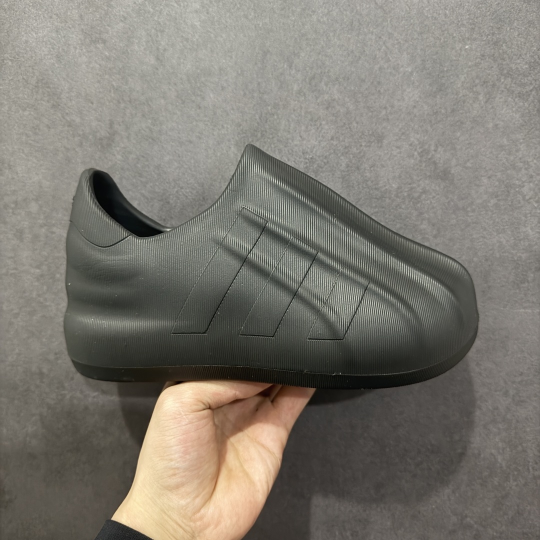 【纯原版】AD adiFOM Superstar 贝壳头版一脚蹬系列休闲运动鸭掌鞋 黑色 GZ2619 重金购入原鞋及原档案磨具生产指令开发 鞋头部位凹凸有致 横向大面积波浪纹理 后跟Logo 凹凸明显 轮廓分明 描漆定位精准 公整无偏差不溢出 LOGO内侧钢印清晰工整 原厂磨具全鞋无多余毛边 同源公司EVA粒子环保塑料 原厂指令配方 无任何异味 弹性卡色均保持原鞋一致 匠心打造 鞋口弧度大小 鞋面色泽质感同步原鞋 LOGO内侧钢印清晰工整 中底部分带原厂钢印编号 原厂Ortholite欧斯莱鞋垫 区别掉渣海玻璃鞋垫 吸汗防臭的效果无法相提并论 原厂定制原标 同比ZP 符合人体设计 独家开发至47 产品基于标志性 Superstar 鞋款轮廓的同时 利用可再生的甘蔗加工物材料制成一体式泡沫鞋身 无鞋带设计更加方便穿脱 点睛之笔在于标志性的三道杠出现在鞋子的两侧 鞋跟贴片上饰有品牌标志性的三叶草压花 尺码:36 37 38 39 40 41 42 42.5 43 44 45 46-选品中心