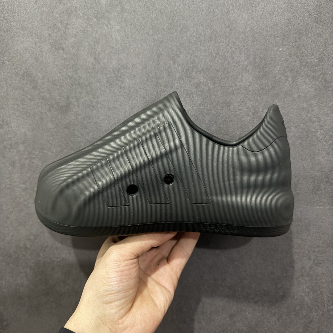 图片[2]-【纯原版】AD adiFOM Superstar 贝壳头版一脚蹬系列休闲运动鸭掌鞋 黑色 GZ2619 重金购入原鞋及原档案磨具生产指令开发 鞋头部位凹凸有致 横向大面积波浪纹理 后跟Logo 凹凸明显 轮廓分明 描漆定位精准 公整无偏差不溢出 LOGO内侧钢印清晰工整 原厂磨具全鞋无多余毛边 同源公司EVA粒子环保塑料 原厂指令配方 无任何异味 弹性卡色均保持原鞋一致 匠心打造 鞋口弧度大小 鞋面色泽质感同步原鞋 LOGO内侧钢印清晰工整 中底部分带原厂钢印编号 原厂Ortholite欧斯莱鞋垫 区别掉渣海玻璃鞋垫 吸汗防臭的效果无法相提并论 原厂定制原标 同比ZP 符合人体设计 独家开发至47 产品基于标志性 Superstar 鞋款轮廓的同时 利用可再生的甘蔗加工物材料制成一体式泡沫鞋身 无鞋带设计更加方便穿脱 点睛之笔在于标志性的三道杠出现在鞋子的两侧 鞋跟贴片上饰有品牌标志性的三叶草压花 尺码：36 37 38 39 40 41 42 42.5 43 44 45 46-选品中心