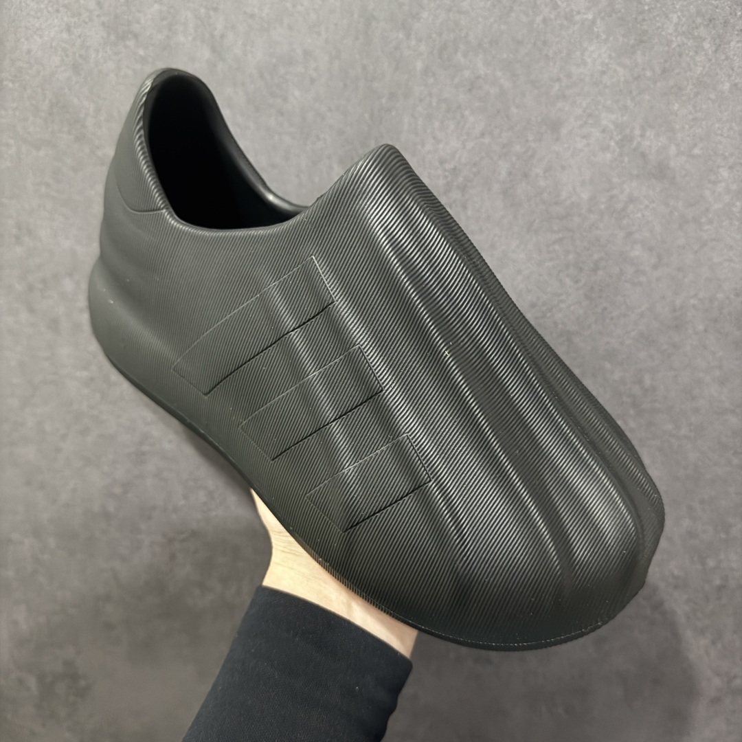 图片[3]-【纯原版】AD adiFOM Superstar 贝壳头版一脚蹬系列休闲运动鸭掌鞋 黑色 GZ2619 重金购入原鞋及原档案磨具生产指令开发 鞋头部位凹凸有致 横向大面积波浪纹理 后跟Logo 凹凸明显 轮廓分明 描漆定位精准 公整无偏差不溢出 LOGO内侧钢印清晰工整 原厂磨具全鞋无多余毛边 同源公司EVA粒子环保塑料 原厂指令配方 无任何异味 弹性卡色均保持原鞋一致 匠心打造 鞋口弧度大小 鞋面色泽质感同步原鞋 LOGO内侧钢印清晰工整 中底部分带原厂钢印编号 原厂Ortholite欧斯莱鞋垫 区别掉渣海玻璃鞋垫 吸汗防臭的效果无法相提并论 原厂定制原标 同比ZP 符合人体设计 独家开发至47 产品基于标志性 Superstar 鞋款轮廓的同时 利用可再生的甘蔗加工物材料制成一体式泡沫鞋身 无鞋带设计更加方便穿脱 点睛之笔在于标志性的三道杠出现在鞋子的两侧 鞋跟贴片上饰有品牌标志性的三叶草压花 尺码：36 37 38 39 40 41 42 42.5 43 44 45 46-选品中心