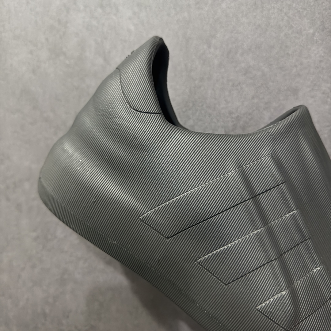 图片[6]-【纯原版】AD adiFOM Superstar 贝壳头版一脚蹬系列休闲运动鸭掌鞋 黑色 GZ2619 重金购入原鞋及原档案磨具生产指令开发 鞋头部位凹凸有致 横向大面积波浪纹理 后跟Logo 凹凸明显 轮廓分明 描漆定位精准 公整无偏差不溢出 LOGO内侧钢印清晰工整 原厂磨具全鞋无多余毛边 同源公司EVA粒子环保塑料 原厂指令配方 无任何异味 弹性卡色均保持原鞋一致 匠心打造 鞋口弧度大小 鞋面色泽质感同步原鞋 LOGO内侧钢印清晰工整 中底部分带原厂钢印编号 原厂Ortholite欧斯莱鞋垫 区别掉渣海玻璃鞋垫 吸汗防臭的效果无法相提并论 原厂定制原标 同比ZP 符合人体设计 独家开发至47 产品基于标志性 Superstar 鞋款轮廓的同时 利用可再生的甘蔗加工物材料制成一体式泡沫鞋身 无鞋带设计更加方便穿脱 点睛之笔在于标志性的三道杠出现在鞋子的两侧 鞋跟贴片上饰有品牌标志性的三叶草压花 尺码：36 37 38 39 40 41 42 42.5 43 44 45 46-选品中心