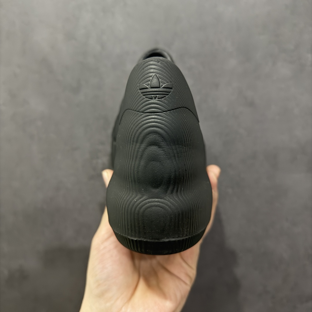 图片[4]-【纯原版】AD adiFOM Superstar 贝壳头版一脚蹬系列休闲运动鸭掌鞋 黑色 GZ2619 重金购入原鞋及原档案磨具生产指令开发 鞋头部位凹凸有致 横向大面积波浪纹理 后跟Logo 凹凸明显 轮廓分明 描漆定位精准 公整无偏差不溢出 LOGO内侧钢印清晰工整 原厂磨具全鞋无多余毛边 同源公司EVA粒子环保塑料 原厂指令配方 无任何异味 弹性卡色均保持原鞋一致 匠心打造 鞋口弧度大小 鞋面色泽质感同步原鞋 LOGO内侧钢印清晰工整 中底部分带原厂钢印编号 原厂Ortholite欧斯莱鞋垫 区别掉渣海玻璃鞋垫 吸汗防臭的效果无法相提并论 原厂定制原标 同比ZP 符合人体设计 独家开发至47 产品基于标志性 Superstar 鞋款轮廓的同时 利用可再生的甘蔗加工物材料制成一体式泡沫鞋身 无鞋带设计更加方便穿脱 点睛之笔在于标志性的三道杠出现在鞋子的两侧 鞋跟贴片上饰有品牌标志性的三叶草压花 尺码：36 37 38 39 40 41 42 42.5 43 44 45 46-选品中心