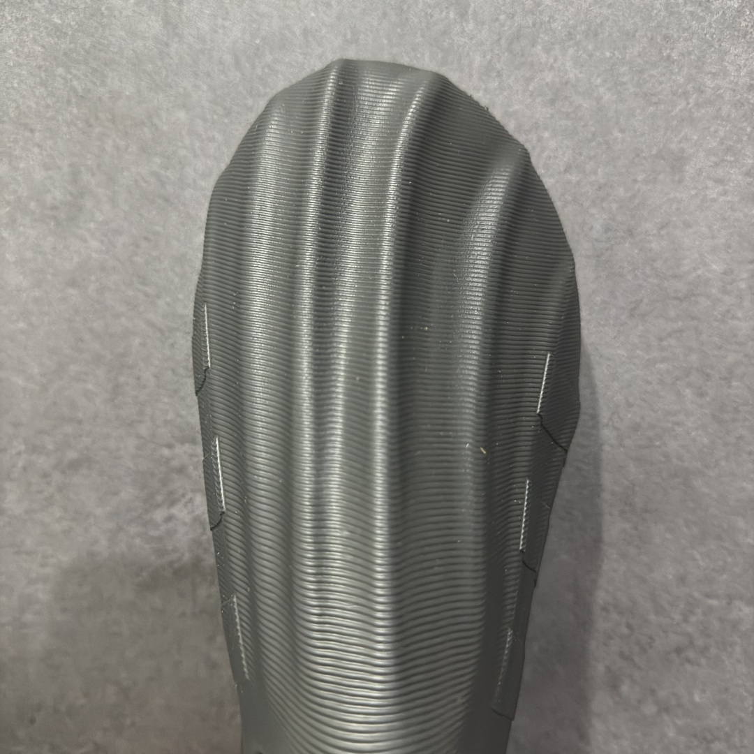 图片[8]-【纯原版】AD adiFOM Superstar 贝壳头版一脚蹬系列休闲运动鸭掌鞋 黑色 GZ2619 重金购入原鞋及原档案磨具生产指令开发 鞋头部位凹凸有致 横向大面积波浪纹理 后跟Logo 凹凸明显 轮廓分明 描漆定位精准 公整无偏差不溢出 LOGO内侧钢印清晰工整 原厂磨具全鞋无多余毛边 同源公司EVA粒子环保塑料 原厂指令配方 无任何异味 弹性卡色均保持原鞋一致 匠心打造 鞋口弧度大小 鞋面色泽质感同步原鞋 LOGO内侧钢印清晰工整 中底部分带原厂钢印编号 原厂Ortholite欧斯莱鞋垫 区别掉渣海玻璃鞋垫 吸汗防臭的效果无法相提并论 原厂定制原标 同比ZP 符合人体设计 独家开发至47 产品基于标志性 Superstar 鞋款轮廓的同时 利用可再生的甘蔗加工物材料制成一体式泡沫鞋身 无鞋带设计更加方便穿脱 点睛之笔在于标志性的三道杠出现在鞋子的两侧 鞋跟贴片上饰有品牌标志性的三叶草压花 尺码：36 37 38 39 40 41 42 42.5 43 44 45 46-选品中心