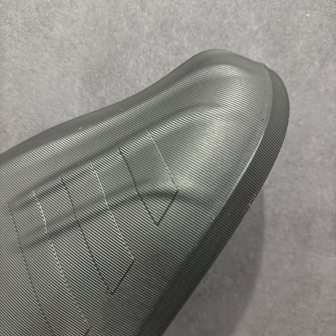 图片[5]-【纯原版】AD adiFOM Superstar 贝壳头版一脚蹬系列休闲运动鸭掌鞋 黑色 GZ2619 重金购入原鞋及原档案磨具生产指令开发 鞋头部位凹凸有致 横向大面积波浪纹理 后跟Logo 凹凸明显 轮廓分明 描漆定位精准 公整无偏差不溢出 LOGO内侧钢印清晰工整 原厂磨具全鞋无多余毛边 同源公司EVA粒子环保塑料 原厂指令配方 无任何异味 弹性卡色均保持原鞋一致 匠心打造 鞋口弧度大小 鞋面色泽质感同步原鞋 LOGO内侧钢印清晰工整 中底部分带原厂钢印编号 原厂Ortholite欧斯莱鞋垫 区别掉渣海玻璃鞋垫 吸汗防臭的效果无法相提并论 原厂定制原标 同比ZP 符合人体设计 独家开发至47 产品基于标志性 Superstar 鞋款轮廓的同时 利用可再生的甘蔗加工物材料制成一体式泡沫鞋身 无鞋带设计更加方便穿脱 点睛之笔在于标志性的三道杠出现在鞋子的两侧 鞋跟贴片上饰有品牌标志性的三叶草压花 尺码：36 37 38 39 40 41 42 42.5 43 44 45 46-选品中心