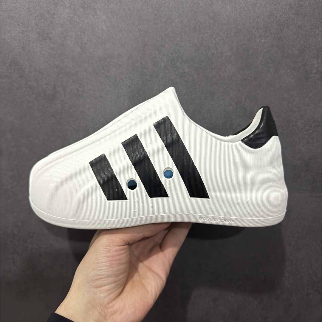 图片[2]-【纯原版】AD adiFOM Superstar 贝壳头版一脚蹬系列休闲运动鸭掌鞋 白黑色 HQ8750 重金购入原鞋及原档案磨具生产指令开发 鞋头部位凹凸有致 横向大面积波浪纹理 后跟Logo 凹凸明显 轮廓分明 描漆定位精准 公整无偏差不溢出 LOGO内侧钢印清晰工整 原厂磨具全鞋无多余毛边 同源公司EVA粒子环保塑料 原厂指令配方 无任何异味 弹性卡色均保持原鞋一致 匠心打造 鞋口弧度大小 鞋面色泽质感同步原鞋 LOGO内侧钢印清晰工整 中底部分带原厂钢印编号 原厂Ortholite欧斯莱鞋垫 区别掉渣海玻璃鞋垫 吸汗防臭的效果无法相提并论 原厂定制原标 同比ZP 符合人体设计 独家开发至47 产品基于标志性 Superstar 鞋款轮廓的同时 利用可再生的甘蔗加工物材料制成一体式泡沫鞋身 无鞋带设计更加方便穿脱 点睛之笔在于标志性的三道杠出现在鞋子的两侧 鞋跟贴片上饰有品牌标志性的三叶草压花 尺码：36 37 38 39 40 41 42 42.5 43 44 45 46-选品中心