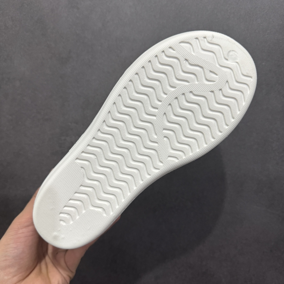 图片[9]-【纯原版】AD adiFOM Superstar 贝壳头版一脚蹬系列休闲运动鸭掌鞋 白黑色 HQ8750 重金购入原鞋及原档案磨具生产指令开发 鞋头部位凹凸有致 横向大面积波浪纹理 后跟Logo 凹凸明显 轮廓分明 描漆定位精准 公整无偏差不溢出 LOGO内侧钢印清晰工整 原厂磨具全鞋无多余毛边 同源公司EVA粒子环保塑料 原厂指令配方 无任何异味 弹性卡色均保持原鞋一致 匠心打造 鞋口弧度大小 鞋面色泽质感同步原鞋 LOGO内侧钢印清晰工整 中底部分带原厂钢印编号 原厂Ortholite欧斯莱鞋垫 区别掉渣海玻璃鞋垫 吸汗防臭的效果无法相提并论 原厂定制原标 同比ZP 符合人体设计 独家开发至47 产品基于标志性 Superstar 鞋款轮廓的同时 利用可再生的甘蔗加工物材料制成一体式泡沫鞋身 无鞋带设计更加方便穿脱 点睛之笔在于标志性的三道杠出现在鞋子的两侧 鞋跟贴片上饰有品牌标志性的三叶草压花 尺码：36 37 38 39 40 41 42 42.5 43 44 45 46-选品中心