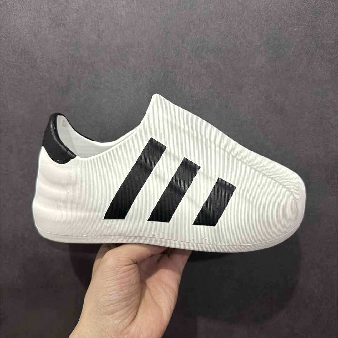 【纯原版】AD adiFOM Superstar 贝壳头版一脚蹬系列休闲运动鸭掌鞋 白黑色 HQ8750 重金购入原鞋及原档案磨具生产指令开发 鞋头部位凹凸有致 横向大面积波浪纹理 后跟Logo 凹凸明显 轮廓分明 描漆定位精准 公整无偏差不溢出 LOGO内侧钢印清晰工整 原厂磨具全鞋无多余毛边 同源公司EVA粒子环保塑料 原厂指令配方 无任何异味 弹性卡色均保持原鞋一致 匠心打造 鞋口弧度大小 鞋面色泽质感同步原鞋 LOGO内侧钢印清晰工整 中底部分带原厂钢印编号 原厂Ortholite欧斯莱鞋垫 区别掉渣海玻璃鞋垫 吸汗防臭的效果无法相提并论 原厂定制原标 同比ZP 符合人体设计 独家开发至47 产品基于标志性 Superstar 鞋款轮廓的同时 利用可再生的甘蔗加工物材料制成一体式泡沫鞋身 无鞋带设计更加方便穿脱 点睛之笔在于标志性的三道杠出现在鞋子的两侧 鞋跟贴片上饰有品牌标志性的三叶草压花 尺码:36 37 38 39 40 41 42 42.5 43 44 45 46-选品中心