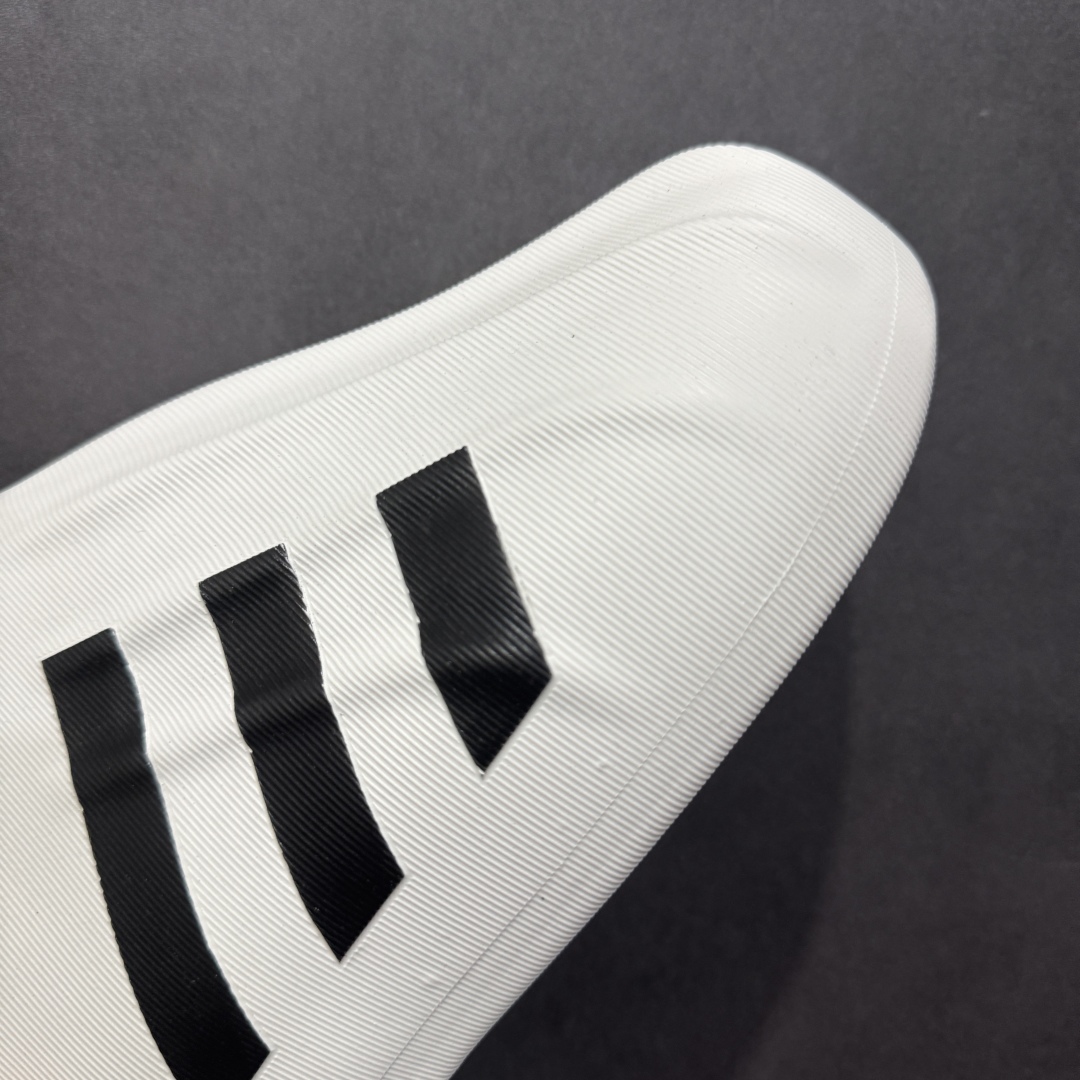 图片[5]-【纯原版】AD adiFOM Superstar 贝壳头版一脚蹬系列休闲运动鸭掌鞋 白黑色 HQ8750 重金购入原鞋及原档案磨具生产指令开发 鞋头部位凹凸有致 横向大面积波浪纹理 后跟Logo 凹凸明显 轮廓分明 描漆定位精准 公整无偏差不溢出 LOGO内侧钢印清晰工整 原厂磨具全鞋无多余毛边 同源公司EVA粒子环保塑料 原厂指令配方 无任何异味 弹性卡色均保持原鞋一致 匠心打造 鞋口弧度大小 鞋面色泽质感同步原鞋 LOGO内侧钢印清晰工整 中底部分带原厂钢印编号 原厂Ortholite欧斯莱鞋垫 区别掉渣海玻璃鞋垫 吸汗防臭的效果无法相提并论 原厂定制原标 同比ZP 符合人体设计 独家开发至47 产品基于标志性 Superstar 鞋款轮廓的同时 利用可再生的甘蔗加工物材料制成一体式泡沫鞋身 无鞋带设计更加方便穿脱 点睛之笔在于标志性的三道杠出现在鞋子的两侧 鞋跟贴片上饰有品牌标志性的三叶草压花 尺码：36 37 38 39 40 41 42 42.5 43 44 45 46-选品中心