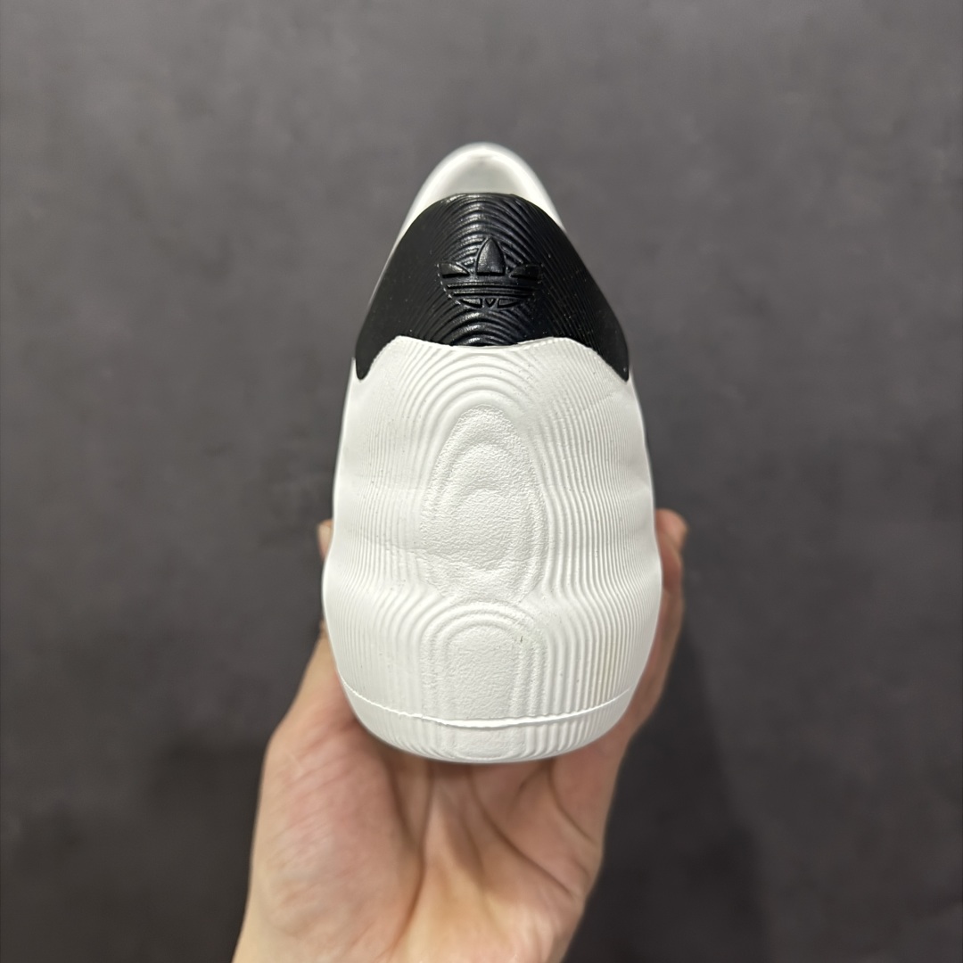 图片[4]-【纯原版】AD adiFOM Superstar 贝壳头版一脚蹬系列休闲运动鸭掌鞋 白黑色 HQ8750 重金购入原鞋及原档案磨具生产指令开发 鞋头部位凹凸有致 横向大面积波浪纹理 后跟Logo 凹凸明显 轮廓分明 描漆定位精准 公整无偏差不溢出 LOGO内侧钢印清晰工整 原厂磨具全鞋无多余毛边 同源公司EVA粒子环保塑料 原厂指令配方 无任何异味 弹性卡色均保持原鞋一致 匠心打造 鞋口弧度大小 鞋面色泽质感同步原鞋 LOGO内侧钢印清晰工整 中底部分带原厂钢印编号 原厂Ortholite欧斯莱鞋垫 区别掉渣海玻璃鞋垫 吸汗防臭的效果无法相提并论 原厂定制原标 同比ZP 符合人体设计 独家开发至47 产品基于标志性 Superstar 鞋款轮廓的同时 利用可再生的甘蔗加工物材料制成一体式泡沫鞋身 无鞋带设计更加方便穿脱 点睛之笔在于标志性的三道杠出现在鞋子的两侧 鞋跟贴片上饰有品牌标志性的三叶草压花 尺码：36 37 38 39 40 41 42 42.5 43 44 45 46-选品中心