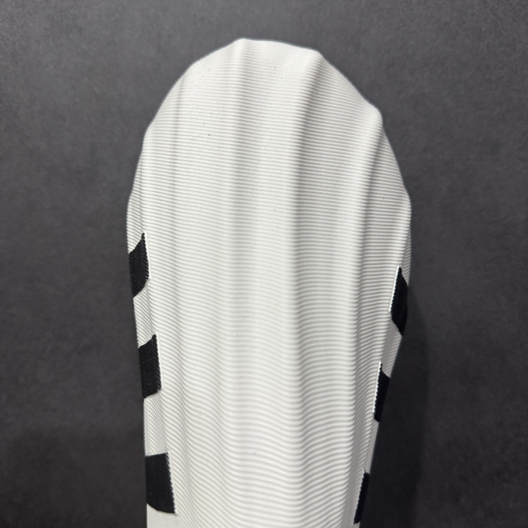 图片[8]-【纯原版】AD adiFOM Superstar 贝壳头版一脚蹬系列休闲运动鸭掌鞋 白黑色 HQ8750 重金购入原鞋及原档案磨具生产指令开发 鞋头部位凹凸有致 横向大面积波浪纹理 后跟Logo 凹凸明显 轮廓分明 描漆定位精准 公整无偏差不溢出 LOGO内侧钢印清晰工整 原厂磨具全鞋无多余毛边 同源公司EVA粒子环保塑料 原厂指令配方 无任何异味 弹性卡色均保持原鞋一致 匠心打造 鞋口弧度大小 鞋面色泽质感同步原鞋 LOGO内侧钢印清晰工整 中底部分带原厂钢印编号 原厂Ortholite欧斯莱鞋垫 区别掉渣海玻璃鞋垫 吸汗防臭的效果无法相提并论 原厂定制原标 同比ZP 符合人体设计 独家开发至47 产品基于标志性 Superstar 鞋款轮廓的同时 利用可再生的甘蔗加工物材料制成一体式泡沫鞋身 无鞋带设计更加方便穿脱 点睛之笔在于标志性的三道杠出现在鞋子的两侧 鞋跟贴片上饰有品牌标志性的三叶草压花 尺码：36 37 38 39 40 41 42 42.5 43 44 45 46-选品中心