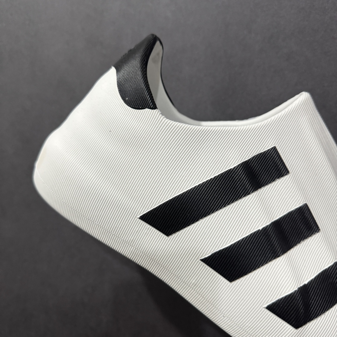 图片[6]-【纯原版】AD adiFOM Superstar 贝壳头版一脚蹬系列休闲运动鸭掌鞋 白黑色 HQ8750 重金购入原鞋及原档案磨具生产指令开发 鞋头部位凹凸有致 横向大面积波浪纹理 后跟Logo 凹凸明显 轮廓分明 描漆定位精准 公整无偏差不溢出 LOGO内侧钢印清晰工整 原厂磨具全鞋无多余毛边 同源公司EVA粒子环保塑料 原厂指令配方 无任何异味 弹性卡色均保持原鞋一致 匠心打造 鞋口弧度大小 鞋面色泽质感同步原鞋 LOGO内侧钢印清晰工整 中底部分带原厂钢印编号 原厂Ortholite欧斯莱鞋垫 区别掉渣海玻璃鞋垫 吸汗防臭的效果无法相提并论 原厂定制原标 同比ZP 符合人体设计 独家开发至47 产品基于标志性 Superstar 鞋款轮廓的同时 利用可再生的甘蔗加工物材料制成一体式泡沫鞋身 无鞋带设计更加方便穿脱 点睛之笔在于标志性的三道杠出现在鞋子的两侧 鞋跟贴片上饰有品牌标志性的三叶草压花 尺码：36 37 38 39 40 41 42 42.5 43 44 45 46-选品中心