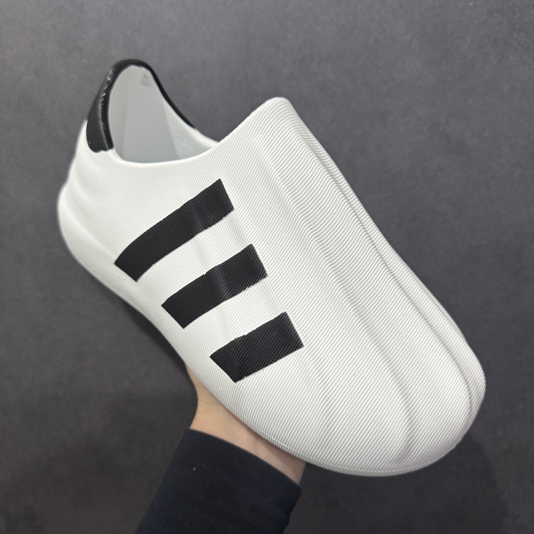 图片[3]-【纯原版】AD adiFOM Superstar 贝壳头版一脚蹬系列休闲运动鸭掌鞋 白黑色 HQ8750 重金购入原鞋及原档案磨具生产指令开发 鞋头部位凹凸有致 横向大面积波浪纹理 后跟Logo 凹凸明显 轮廓分明 描漆定位精准 公整无偏差不溢出 LOGO内侧钢印清晰工整 原厂磨具全鞋无多余毛边 同源公司EVA粒子环保塑料 原厂指令配方 无任何异味 弹性卡色均保持原鞋一致 匠心打造 鞋口弧度大小 鞋面色泽质感同步原鞋 LOGO内侧钢印清晰工整 中底部分带原厂钢印编号 原厂Ortholite欧斯莱鞋垫 区别掉渣海玻璃鞋垫 吸汗防臭的效果无法相提并论 原厂定制原标 同比ZP 符合人体设计 独家开发至47 产品基于标志性 Superstar 鞋款轮廓的同时 利用可再生的甘蔗加工物材料制成一体式泡沫鞋身 无鞋带设计更加方便穿脱 点睛之笔在于标志性的三道杠出现在鞋子的两侧 鞋跟贴片上饰有品牌标志性的三叶草压花 尺码：36 37 38 39 40 41 42 42.5 43 44 45 46-选品中心