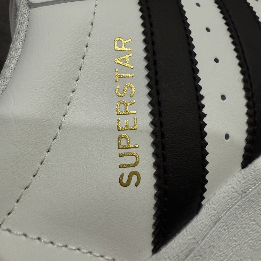 图片[2]-【纯原G版】AD Originals Superstar 经典贝壳头休闲板鞋 白黑 EG4958 市面最完美的贝壳头版型 2024全新细节 注意区分旧版 随意对比市面 知名大厂出品 正常个位数利润的单价 百分百全新货品 零氧化发霉 给足利润空间操作 独家控货 平台正单 全套原纸板楦头开发 每道工序同步公司流程 确保原汁原味 完美呈现原鞋版型 原厂高频磨具加持 精准内部资源对接 Logo字体百分百还原 全鞋电脑针车 Logo针车间距针数原版一致 皮料切割冲裁零瑕疵 原鞋一致含胶量超耐磨大底 大几率过验 不对比市面只对比原鞋 只服务最高端市场 诞生于1969年 是第一双将全皮面鞋 身与橡胶鞋头结合在一起的低帮篮球鞋 Superstar最开始 是作为高帮篮球鞋Pro Model的低帮版本而出现的 但因为其独特和醒目的橡胶鞋头造型而让大家熟知 被大家形象地称为\”shelltoe\”贝壳头 在70年代的美国职业篮球场上 接近3/4的NBA球员都将这双Superstar作为场上用鞋 80年代之后 经过不断的改良和发展 Superstar逐渐成为横跨时装、音乐、街头文化、休闲和运动等各大领域的时尚潮鞋 尺码：35.5 36 36.5 37 38 38.5 39 40 40.5 41 42 42.5 43 44 44.5 45 46-选品中心