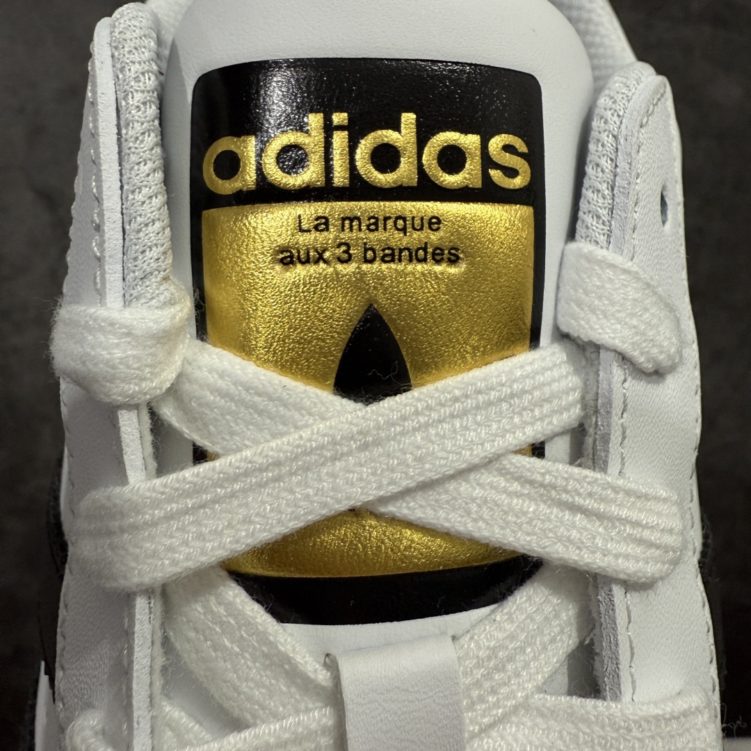 图片[6]-【纯原G版】AD Originals Superstar 经典贝壳头休闲板鞋 白黑 EG4958 市面最完美的贝壳头版型 2024全新细节 注意区分旧版 随意对比市面 知名大厂出品 正常个位数利润的单价 百分百全新货品 零氧化发霉 给足利润空间操作 独家控货 平台正单 全套原纸板楦头开发 每道工序同步公司流程 确保原汁原味 完美呈现原鞋版型 原厂高频磨具加持 精准内部资源对接 Logo字体百分百还原 全鞋电脑针车 Logo针车间距针数原版一致 皮料切割冲裁零瑕疵 原鞋一致含胶量超耐磨大底 大几率过验 不对比市面只对比原鞋 只服务最高端市场 诞生于1969年 是第一双将全皮面鞋 身与橡胶鞋头结合在一起的低帮篮球鞋 Superstar最开始 是作为高帮篮球鞋Pro Model的低帮版本而出现的 但因为其独特和醒目的橡胶鞋头造型而让大家熟知 被大家形象地称为\”shelltoe\”贝壳头 在70年代的美国职业篮球场上 接近3/4的NBA球员都将这双Superstar作为场上用鞋 80年代之后 经过不断的改良和发展 Superstar逐渐成为横跨时装、音乐、街头文化、休闲和运动等各大领域的时尚潮鞋 尺码：35.5 36 36.5 37 38 38.5 39 40 40.5 41 42 42.5 43 44 44.5 45 46-选品中心