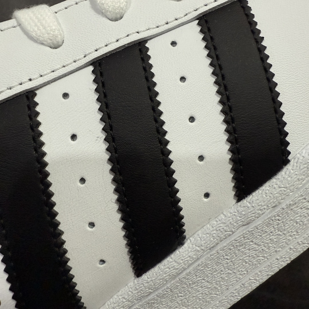 图片[3]-【纯原G版】AD Originals Superstar 经典贝壳头休闲板鞋 白黑 EG4958 市面最完美的贝壳头版型 2024全新细节 注意区分旧版 随意对比市面 知名大厂出品 正常个位数利润的单价 百分百全新货品 零氧化发霉 给足利润空间操作 独家控货 平台正单 全套原纸板楦头开发 每道工序同步公司流程 确保原汁原味 完美呈现原鞋版型 原厂高频磨具加持 精准内部资源对接 Logo字体百分百还原 全鞋电脑针车 Logo针车间距针数原版一致 皮料切割冲裁零瑕疵 原鞋一致含胶量超耐磨大底 大几率过验 不对比市面只对比原鞋 只服务最高端市场 诞生于1969年 是第一双将全皮面鞋 身与橡胶鞋头结合在一起的低帮篮球鞋 Superstar最开始 是作为高帮篮球鞋Pro Model的低帮版本而出现的 但因为其独特和醒目的橡胶鞋头造型而让大家熟知 被大家形象地称为\”shelltoe\”贝壳头 在70年代的美国职业篮球场上 接近3/4的NBA球员都将这双Superstar作为场上用鞋 80年代之后 经过不断的改良和发展 Superstar逐渐成为横跨时装、音乐、街头文化、休闲和运动等各大领域的时尚潮鞋 尺码：35.5 36 36.5 37 38 38.5 39 40 40.5 41 42 42.5 43 44 44.5 45 46-选品中心