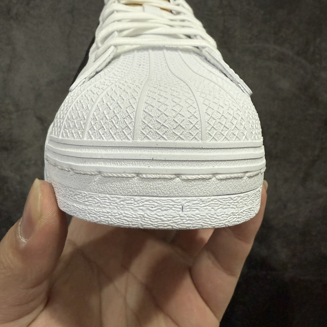 图片[5]-【纯原G版】AD Originals Superstar 经典贝壳头休闲板鞋 白黑 EG4958 市面最完美的贝壳头版型 2024全新细节 注意区分旧版 随意对比市面 知名大厂出品 正常个位数利润的单价 百分百全新货品 零氧化发霉 给足利润空间操作 独家控货 平台正单 全套原纸板楦头开发 每道工序同步公司流程 确保原汁原味 完美呈现原鞋版型 原厂高频磨具加持 精准内部资源对接 Logo字体百分百还原 全鞋电脑针车 Logo针车间距针数原版一致 皮料切割冲裁零瑕疵 原鞋一致含胶量超耐磨大底 大几率过验 不对比市面只对比原鞋 只服务最高端市场 诞生于1969年 是第一双将全皮面鞋 身与橡胶鞋头结合在一起的低帮篮球鞋 Superstar最开始 是作为高帮篮球鞋Pro Model的低帮版本而出现的 但因为其独特和醒目的橡胶鞋头造型而让大家熟知 被大家形象地称为\”shelltoe\”贝壳头 在70年代的美国职业篮球场上 接近3/4的NBA球员都将这双Superstar作为场上用鞋 80年代之后 经过不断的改良和发展 Superstar逐渐成为横跨时装、音乐、街头文化、休闲和运动等各大领域的时尚潮鞋 尺码：35.5 36 36.5 37 38 38.5 39 40 40.5 41 42 42.5 43 44 44.5 45 46-选品中心