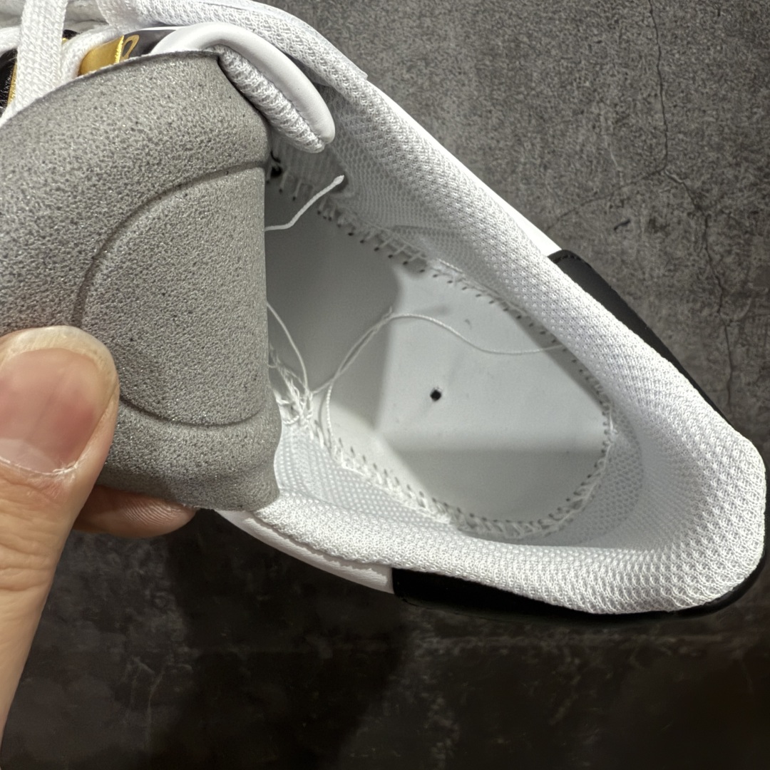 图片[9]-【纯原G版】AD Originals Superstar 经典贝壳头休闲板鞋 白黑 EG4958 市面最完美的贝壳头版型 2024全新细节 注意区分旧版 随意对比市面 知名大厂出品 正常个位数利润的单价 百分百全新货品 零氧化发霉 给足利润空间操作 独家控货 平台正单 全套原纸板楦头开发 每道工序同步公司流程 确保原汁原味 完美呈现原鞋版型 原厂高频磨具加持 精准内部资源对接 Logo字体百分百还原 全鞋电脑针车 Logo针车间距针数原版一致 皮料切割冲裁零瑕疵 原鞋一致含胶量超耐磨大底 大几率过验 不对比市面只对比原鞋 只服务最高端市场 诞生于1969年 是第一双将全皮面鞋 身与橡胶鞋头结合在一起的低帮篮球鞋 Superstar最开始 是作为高帮篮球鞋Pro Model的低帮版本而出现的 但因为其独特和醒目的橡胶鞋头造型而让大家熟知 被大家形象地称为\”shelltoe\”贝壳头 在70年代的美国职业篮球场上 接近3/4的NBA球员都将这双Superstar作为场上用鞋 80年代之后 经过不断的改良和发展 Superstar逐渐成为横跨时装、音乐、街头文化、休闲和运动等各大领域的时尚潮鞋 尺码：35.5 36 36.5 37 38 38.5 39 40 40.5 41 42 42.5 43 44 44.5 45 46-选品中心