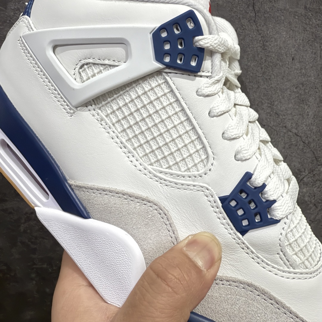 图片[4]-【GX/美版绿x】 Air Jordan AJ4 X SB “Navy” 海军蓝 白蓝DR5415-100 全套原纸板楦头开发 原厂特供皮料加持 确保原汁原味 完美呈现四代版型 一比一鞋头弧度高度鞋身弧度 数据细节工艺流程均保持原鞋一致 原厂TPU网格鞋带扣 正确内里网布 菱角分明不变形无多余毛边 柔软性质感一致于原鞋 市场唯一原厂鞋扣模具 背面可见隐藏注塑口 原厂织唛标 原厂飞人电绣工艺 尾指中部跳三针 独家绑鞋带手法 印刷中底布 四线拉帮 米色美纹纸贴合固定 进口港宝加持 后跟自然饱满 全鞋荧光划线卡点 追求极致完美 每一双都是工艺品 多重QC质检 超越公司货的品控标准 实实在在的免检产品   尺码：40 40.5 41 42 42.5 43 44 44.5 45 46 47.5 48.5 49 50.5-选品中心