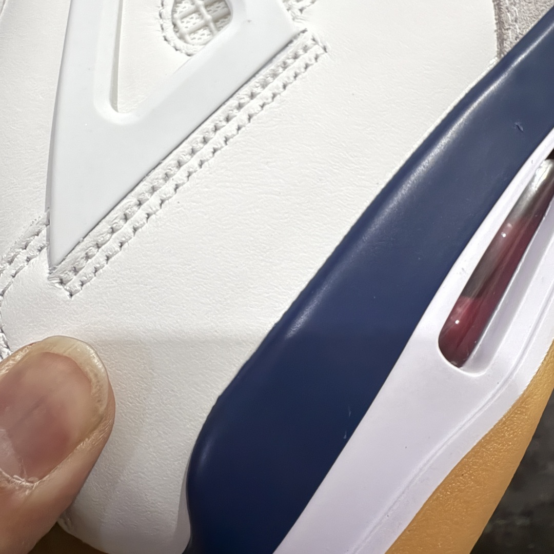 图片[3]-【GX/美版绿x】 Air Jordan AJ4 X SB “Navy” 海军蓝 白蓝DR5415-100 全套原纸板楦头开发 原厂特供皮料加持 确保原汁原味 完美呈现四代版型 一比一鞋头弧度高度鞋身弧度 数据细节工艺流程均保持原鞋一致 原厂TPU网格鞋带扣 正确内里网布 菱角分明不变形无多余毛边 柔软性质感一致于原鞋 市场唯一原厂鞋扣模具 背面可见隐藏注塑口 原厂织唛标 原厂飞人电绣工艺 尾指中部跳三针 独家绑鞋带手法 印刷中底布 四线拉帮 米色美纹纸贴合固定 进口港宝加持 后跟自然饱满 全鞋荧光划线卡点 追求极致完美 每一双都是工艺品 多重QC质检 超越公司货的品控标准 实实在在的免检产品   尺码：40 40.5 41 42 42.5 43 44 44.5 45 46 47.5 48.5 49 50.5-选品中心