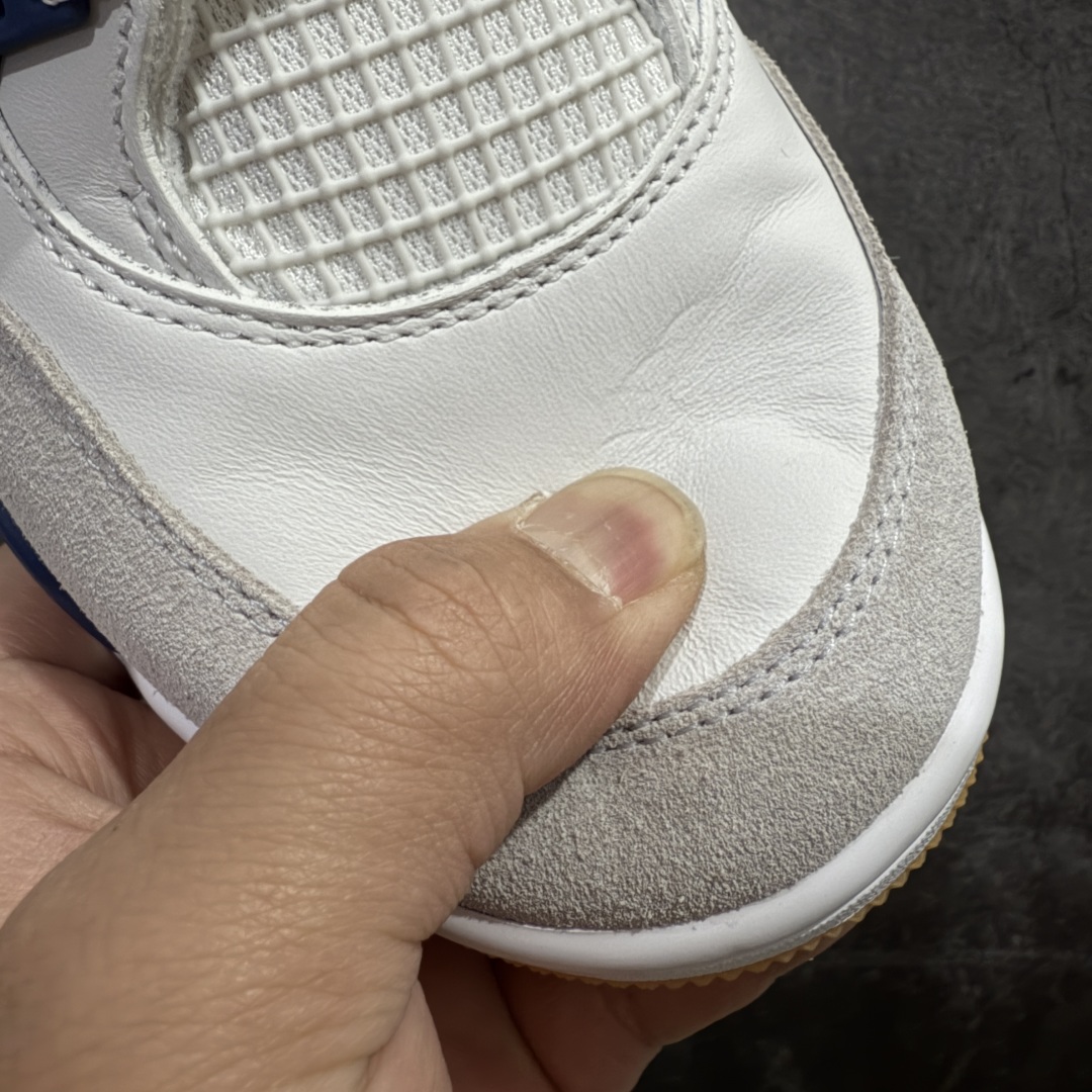 图片[5]-【GX/美版绿x】 Air Jordan AJ4 X SB “Navy” 海军蓝 白蓝DR5415-100 全套原纸板楦头开发 原厂特供皮料加持 确保原汁原味 完美呈现四代版型 一比一鞋头弧度高度鞋身弧度 数据细节工艺流程均保持原鞋一致 原厂TPU网格鞋带扣 正确内里网布 菱角分明不变形无多余毛边 柔软性质感一致于原鞋 市场唯一原厂鞋扣模具 背面可见隐藏注塑口 原厂织唛标 原厂飞人电绣工艺 尾指中部跳三针 独家绑鞋带手法 印刷中底布 四线拉帮 米色美纹纸贴合固定 进口港宝加持 后跟自然饱满 全鞋荧光划线卡点 追求极致完美 每一双都是工艺品 多重QC质检 超越公司货的品控标准 实实在在的免检产品   尺码：40 40.5 41 42 42.5 43 44 44.5 45 46 47.5 48.5 49 50.5-选品中心