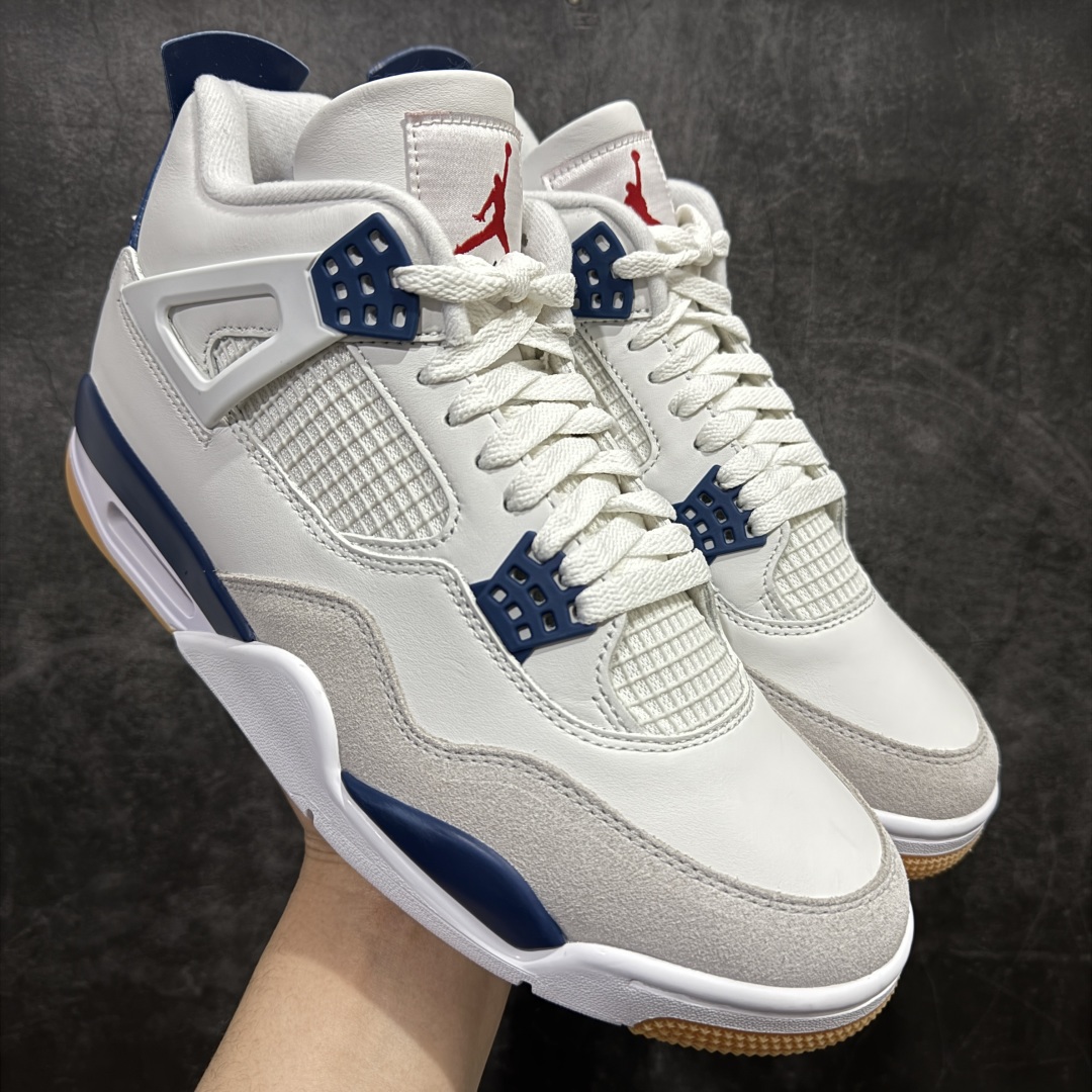 【GX/美版绿x】 Air Jordan AJ4 X SB “Navy” 海军蓝 白蓝DR5415-100 全套原纸板楦头开发 原厂特供皮料加持 确保原汁原味 完美呈现四代版型 一比一鞋头弧度高度鞋身弧度 数据细节工艺流程均保持原鞋一致 原厂TPU网格鞋带扣 正确内里网布 菱角分明不变形无多余毛边 柔软性质感一致于原鞋 市场唯一原厂鞋扣模具 背面可见隐藏注塑口 原厂织唛标 原厂飞人电绣工艺 尾指中部跳三针 独家绑鞋带手法 印刷中底布 四线拉帮 米色美纹纸贴合固定 进口港宝加持 后跟自然饱满 全鞋荧光划线卡点 追求极致完美 每一双都是工艺品 多重QC质检 超越公司货的品控标准 实实在在的免检产品   尺码:40 40.5 41 42 42.5 43 44 44.5 45 46 47.5 48.5 49 50.5-选品中心