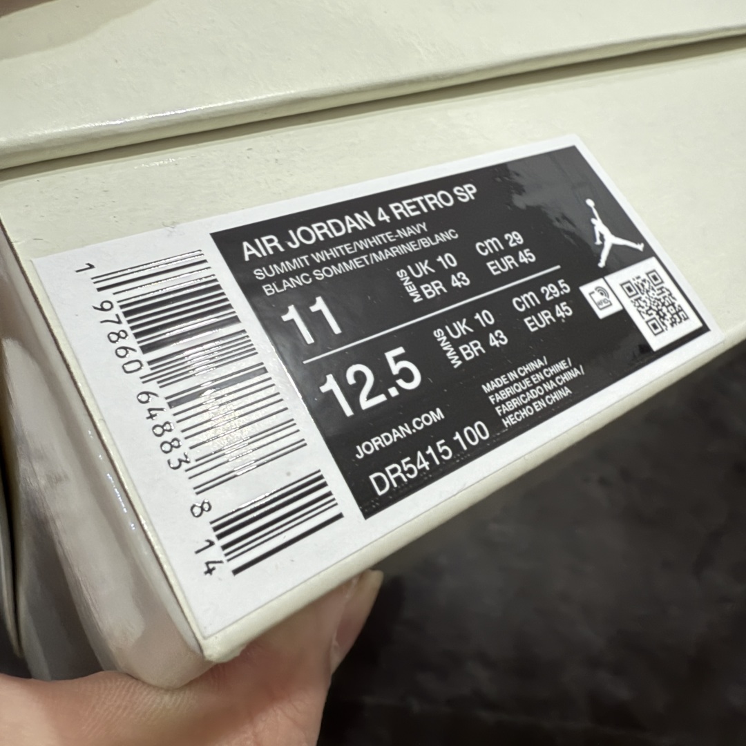 图片[10]-【GX/美版绿x】 Air Jordan AJ4 X SB “Navy” 海军蓝 白蓝DR5415-100 全套原纸板楦头开发 原厂特供皮料加持 确保原汁原味 完美呈现四代版型 一比一鞋头弧度高度鞋身弧度 数据细节工艺流程均保持原鞋一致 原厂TPU网格鞋带扣 正确内里网布 菱角分明不变形无多余毛边 柔软性质感一致于原鞋 市场唯一原厂鞋扣模具 背面可见隐藏注塑口 原厂织唛标 原厂飞人电绣工艺 尾指中部跳三针 独家绑鞋带手法 印刷中底布 四线拉帮 米色美纹纸贴合固定 进口港宝加持 后跟自然饱满 全鞋荧光划线卡点 追求极致完美 每一双都是工艺品 多重QC质检 超越公司货的品控标准 实实在在的免检产品   尺码：40 40.5 41 42 42.5 43 44 44.5 45 46 47.5 48.5 49 50.5-选品中心
