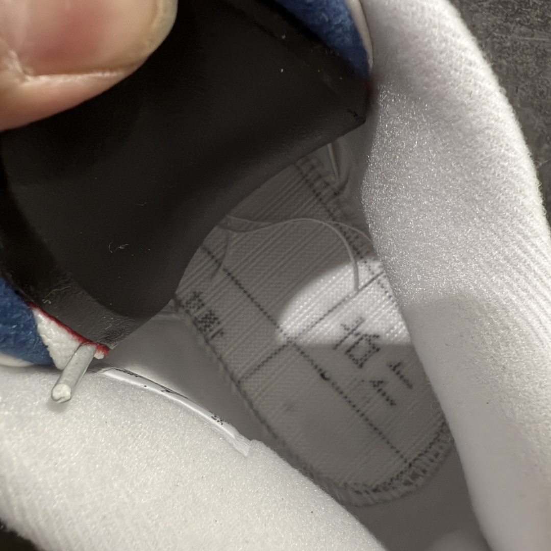图片[9]-【GX/美版绿x】 Air Jordan AJ4 X SB “Navy” 海军蓝 白蓝DR5415-100 全套原纸板楦头开发 原厂特供皮料加持 确保原汁原味 完美呈现四代版型 一比一鞋头弧度高度鞋身弧度 数据细节工艺流程均保持原鞋一致 原厂TPU网格鞋带扣 正确内里网布 菱角分明不变形无多余毛边 柔软性质感一致于原鞋 市场唯一原厂鞋扣模具 背面可见隐藏注塑口 原厂织唛标 原厂飞人电绣工艺 尾指中部跳三针 独家绑鞋带手法 印刷中底布 四线拉帮 米色美纹纸贴合固定 进口港宝加持 后跟自然饱满 全鞋荧光划线卡点 追求极致完美 每一双都是工艺品 多重QC质检 超越公司货的品控标准 实实在在的免检产品   尺码：40 40.5 41 42 42.5 43 44 44.5 45 46 47.5 48.5 49 50.5-选品中心