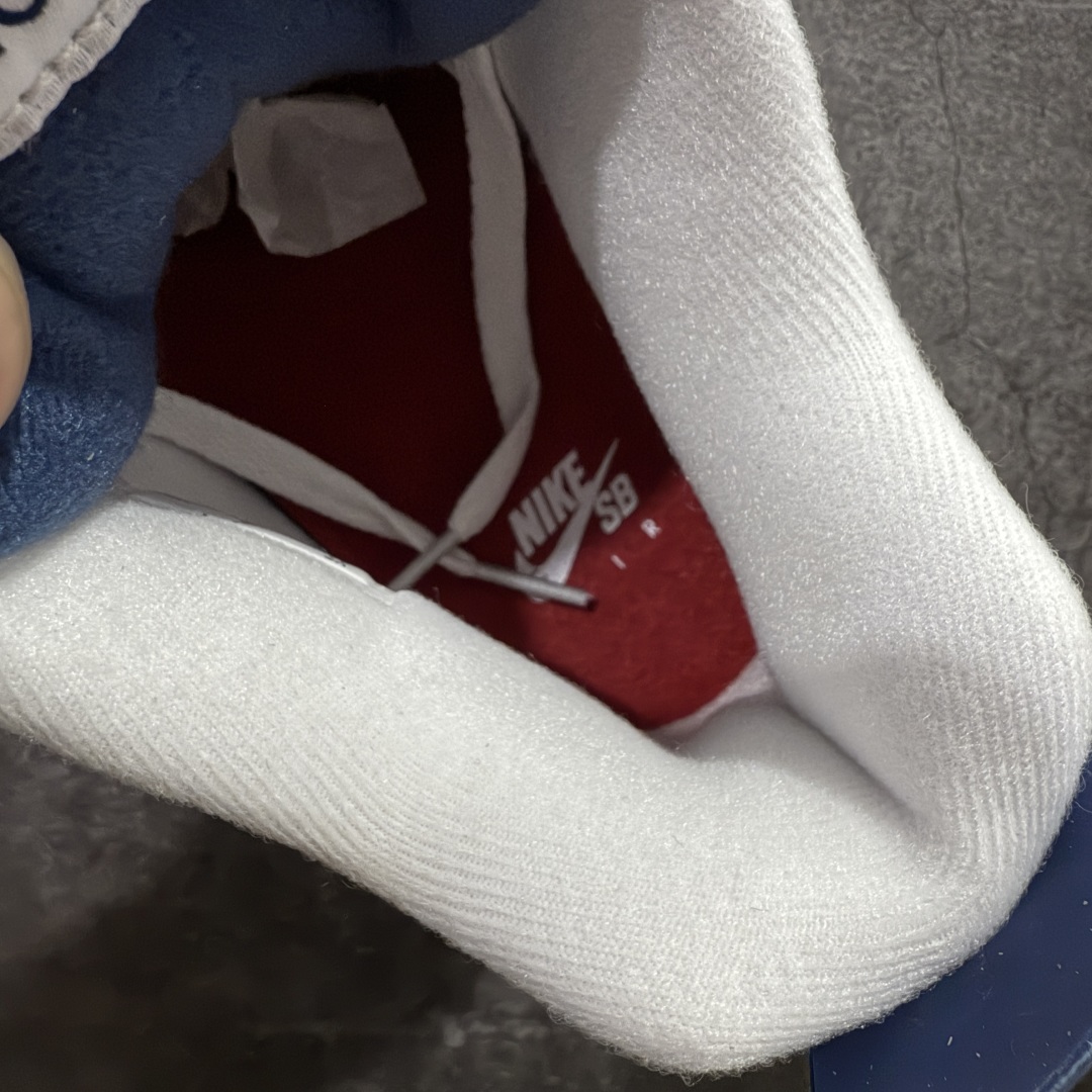 图片[8]-【GX/美版绿x】 Air Jordan AJ4 X SB “Navy” 海军蓝 白蓝DR5415-100 全套原纸板楦头开发 原厂特供皮料加持 确保原汁原味 完美呈现四代版型 一比一鞋头弧度高度鞋身弧度 数据细节工艺流程均保持原鞋一致 原厂TPU网格鞋带扣 正确内里网布 菱角分明不变形无多余毛边 柔软性质感一致于原鞋 市场唯一原厂鞋扣模具 背面可见隐藏注塑口 原厂织唛标 原厂飞人电绣工艺 尾指中部跳三针 独家绑鞋带手法 印刷中底布 四线拉帮 米色美纹纸贴合固定 进口港宝加持 后跟自然饱满 全鞋荧光划线卡点 追求极致完美 每一双都是工艺品 多重QC质检 超越公司货的品控标准 实实在在的免检产品   尺码：40 40.5 41 42 42.5 43 44 44.5 45 46 47.5 48.5 49 50.5-选品中心