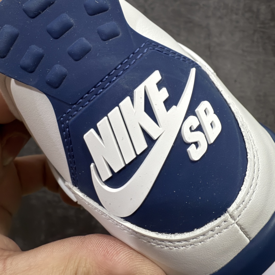 图片[2]-【GX/美版绿x】 Air Jordan AJ4 X SB “Navy” 海军蓝 白蓝DR5415-100 全套原纸板楦头开发 原厂特供皮料加持 确保原汁原味 完美呈现四代版型 一比一鞋头弧度高度鞋身弧度 数据细节工艺流程均保持原鞋一致 原厂TPU网格鞋带扣 正确内里网布 菱角分明不变形无多余毛边 柔软性质感一致于原鞋 市场唯一原厂鞋扣模具 背面可见隐藏注塑口 原厂织唛标 原厂飞人电绣工艺 尾指中部跳三针 独家绑鞋带手法 印刷中底布 四线拉帮 米色美纹纸贴合固定 进口港宝加持 后跟自然饱满 全鞋荧光划线卡点 追求极致完美 每一双都是工艺品 多重QC质检 超越公司货的品控标准 实实在在的免检产品   尺码：40 40.5 41 42 42.5 43 44 44.5 45 46 47.5 48.5 49 50.5-选品中心