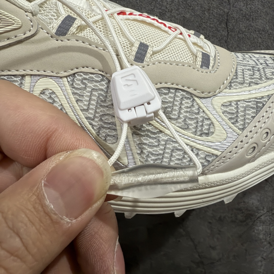 图片[9]-【绿x版】SALOMON萨洛蒙 XT-WHISPER PANHUI蟠虺 乙巳系列 CNY减震防滑耐磨透气 低帮跑步鞋 男女同款 香草色土灰色火红色 478479 原版开发 纯原外贸平台特供订单 全套原纸板楦头开发 原厂特供网布配套加持 确保原汁原味 完美呈现版型 原档数据独家私模五层组合大底 男女鞋同步官方 原装Ortholite轻量化鞋垫 中底布带钢印编号 原厂TPU锁扣 进口港宝加持 后跟自然饱满 还原公司包裹性 基于 SALOMON 初代 XT 鞋身造型并搭载 4D ADVANCED CHASSIS™ 大底打造而成 为这款 XT-QUEST 带来了多项足部控制与保护等功能性 如在运动过程中控制左右晃动的过程而提高稳定性、改善长途越野过程中足中到足尖的过渡、提高感知岩石的精确度以抵抗尖锐物体对脚底的伤害以及采用动态缓冲来增强穿着舒适感 从而减轻疲劳感 使 XT-QUEST 成为一双舒适且安全的户外之履 尺码：36 36.5 37.5 38 38.5 39 40 40.5 41 42 42.5 43 44 44.5 45 46-选品中心