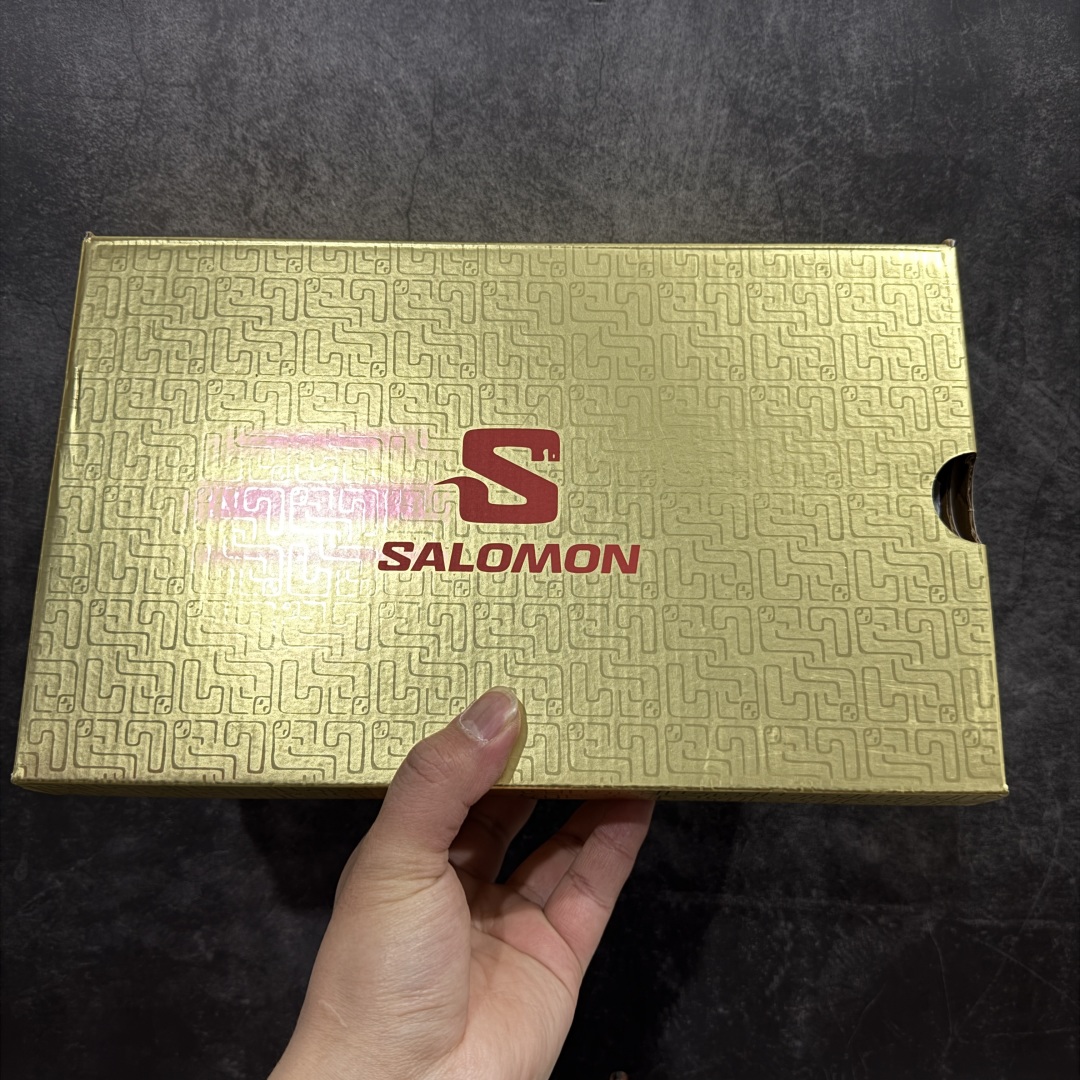 图片[11]-【绿x版】SALOMON萨洛蒙 XT-WHISPER PANHUI蟠虺 乙巳系列 CNY减震防滑耐磨透气 低帮跑步鞋 男女同款 香草色土灰色火红色 478479 原版开发 纯原外贸平台特供订单 全套原纸板楦头开发 原厂特供网布配套加持 确保原汁原味 完美呈现版型 原档数据独家私模五层组合大底 男女鞋同步官方 原装Ortholite轻量化鞋垫 中底布带钢印编号 原厂TPU锁扣 进口港宝加持 后跟自然饱满 还原公司包裹性 基于 SALOMON 初代 XT 鞋身造型并搭载 4D ADVANCED CHASSIS™ 大底打造而成 为这款 XT-QUEST 带来了多项足部控制与保护等功能性 如在运动过程中控制左右晃动的过程而提高稳定性、改善长途越野过程中足中到足尖的过渡、提高感知岩石的精确度以抵抗尖锐物体对脚底的伤害以及采用动态缓冲来增强穿着舒适感 从而减轻疲劳感 使 XT-QUEST 成为一双舒适且安全的户外之履 尺码：36 36.5 37.5 38 38.5 39 40 40.5 41 42 42.5 43 44 44.5 45 46-选品中心