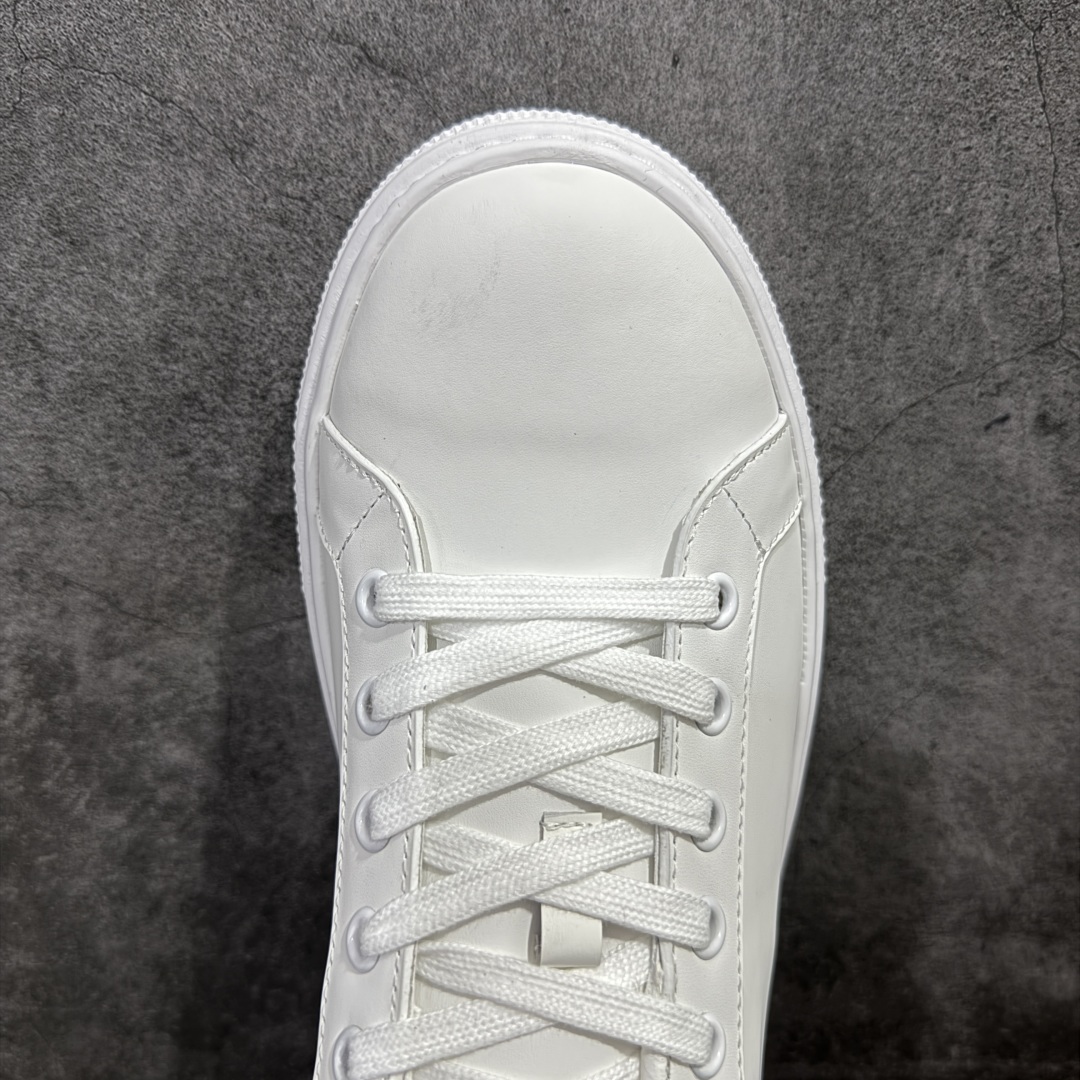 图片[5]-【广东纯原版本】意大利高奢品牌·PRADA普拉达情侣款运动板鞋百搭休闲小白鞋系列 #广东大厂品质 25ss春季新款 专柜同步 Prada Cloudbust Thunder运动鞋设计以雕塑感设计重新演绎PRADA独具时尚个性风格。大气个性更潮更抢眼更追求档次，它将颠覆旧念，与您共度时尚潮人必备! 面料采用原版进口小牛皮 牛皮内里垫脚 橡胶发泡大底 轻便防滑耐磨 脚感舒适 款式耐看做工精细 配以简洁利落的鞋楦 经典设计 步履间散发迷人韵味 展现独特风采。 尺码：35-44（皮鞋码）-选品中心