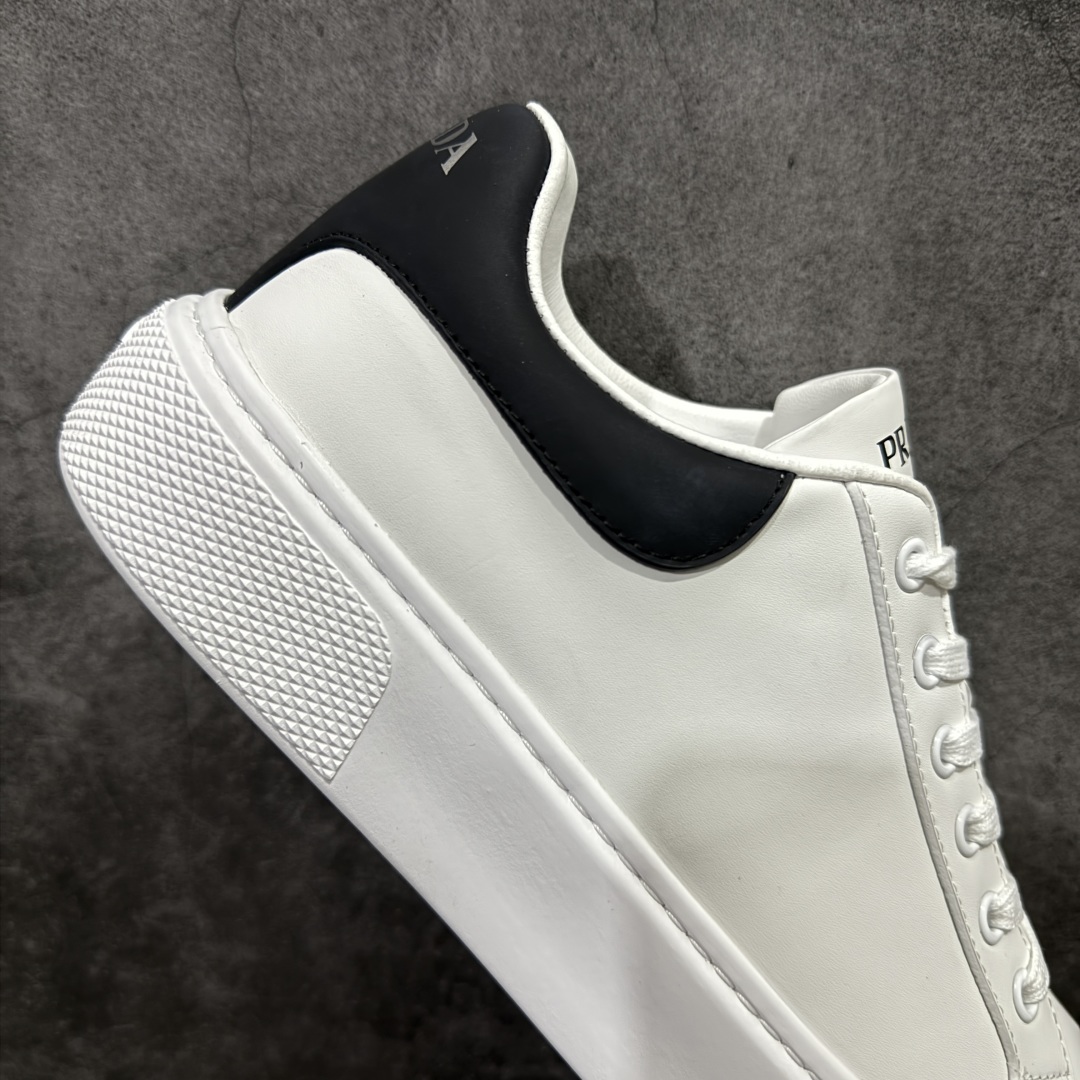 图片[7]-【广东纯原版本】意大利高奢品牌·PRADA普拉达情侣款运动板鞋百搭休闲小白鞋系列 #广东大厂品质 25ss春季新款 专柜同步 Prada Cloudbust Thunder运动鞋设计以雕塑感设计重新演绎PRADA独具时尚个性风格。大气个性更潮更抢眼更追求档次，它将颠覆旧念，与您共度时尚潮人必备! 面料采用原版进口小牛皮 牛皮内里垫脚 橡胶发泡大底 轻便防滑耐磨 脚感舒适 款式耐看做工精细 配以简洁利落的鞋楦 经典设计 步履间散发迷人韵味 展现独特风采。 尺码：35-44（皮鞋码）-选品中心