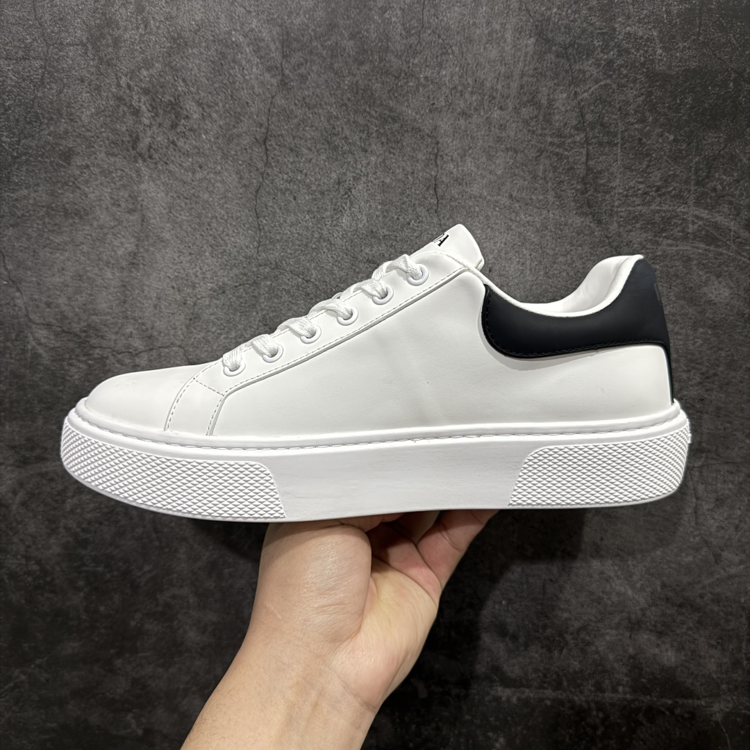 图片[2]-【广东纯原版本】意大利高奢品牌·PRADA普拉达情侣款运动板鞋百搭休闲小白鞋系列 #广东大厂品质 25ss春季新款 专柜同步 Prada Cloudbust Thunder运动鞋设计以雕塑感设计重新演绎PRADA独具时尚个性风格。大气个性更潮更抢眼更追求档次，它将颠覆旧念，与您共度时尚潮人必备! 面料采用原版进口小牛皮 牛皮内里垫脚 橡胶发泡大底 轻便防滑耐磨 脚感舒适 款式耐看做工精细 配以简洁利落的鞋楦 经典设计 步履间散发迷人韵味 展现独特风采。 尺码：35-44（皮鞋码）-选品中心