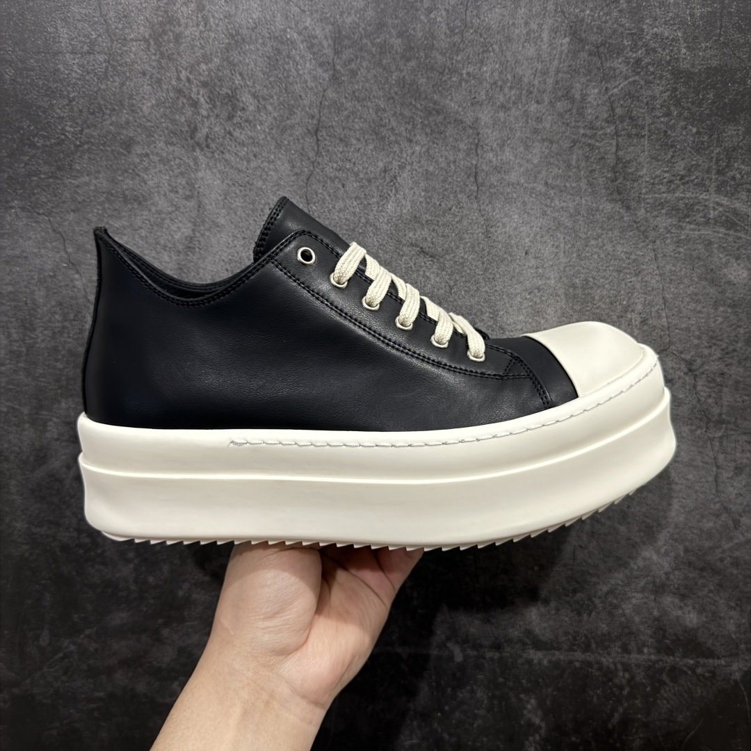 【莞产G版】RO / Rick Owens 瑞克·欧文斯【主线】 【款式】 侵权三角标/低帮/厚底/细鞋带款,头层全白OG牛皮亮面配色! 【皮料】 东莞原厂进口全新粒面摔纹头层小牛,油光发亮质感! 【三角标】长绒灰白麂皮头层小牛皮,厚切1.2mm。 【鞋带】 鞋带采用水染定织法工艺,高密度之下,透出光泽感! 【鞋头】 原厂楦头定型,优雅大幅度上翘弧度! 【鞋舌】 内里和后跟包裹是全牛皮,一整张牛皮切割,无拼皮、无边角料皮! 【鞋底】TPU大底奶香味!硬度、肤感一比一!鞋底logo钢印清晰正确! 【鞋垫】整张牛皮鞋垫 + 3层夹心泡棉材质(白+粉色),独家私人开模冲孔! 【尺码】 :36 37 38 39 40 41 42 43 44 45 46-选品中心