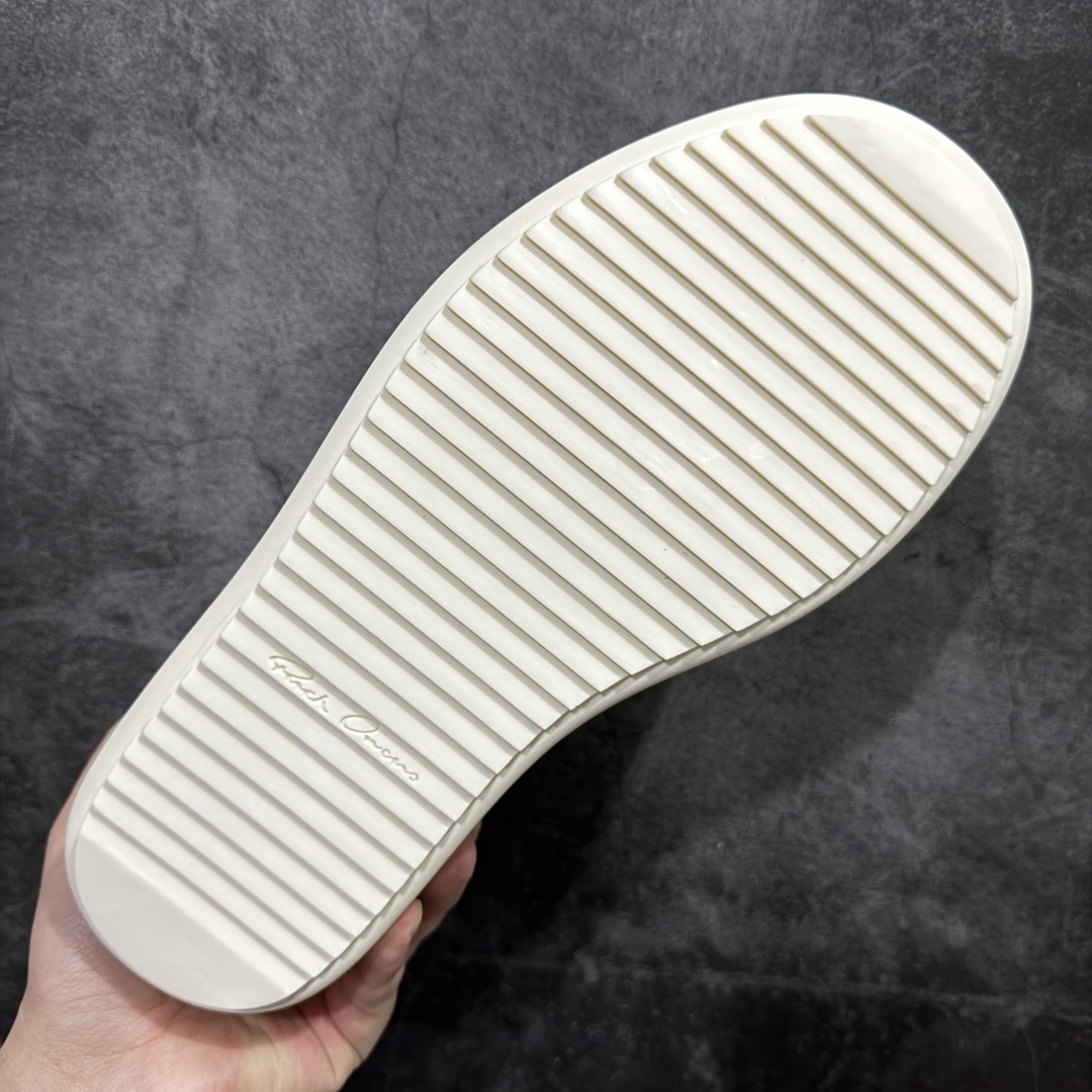 图片[9]-【莞产G版】RO / Rick Owens 瑞克·欧文斯【主线】 【款式】 侵权三角标/低帮/厚底/细鞋带款，头层全白OG牛皮亮面配色！ 【皮料】 东莞原厂进口全新粒面摔纹头层小牛，油光发亮质感！ 【三角标】长绒灰白麂皮头层小牛皮，厚切1.2mm。 【鞋带】 鞋带采用水染定织法工艺，高密度之下，透出光泽感！ 【鞋头】 原厂楦头定型，优雅大幅度上翘弧度！ 【鞋舌】 内里和后跟包裹是全牛皮，一整张牛皮切割，无拼皮、无边角料皮！ 【鞋底】TPU大底奶香味！硬度、肤感一比一！鞋底logo钢印清晰正确！ 【鞋垫】整张牛皮鞋垫 + 3层夹心泡棉材质（白+粉色），独家私人开模冲孔！ 【尺码】 ：36 37 38 39 40 41 42 43 44 45 46-选品中心