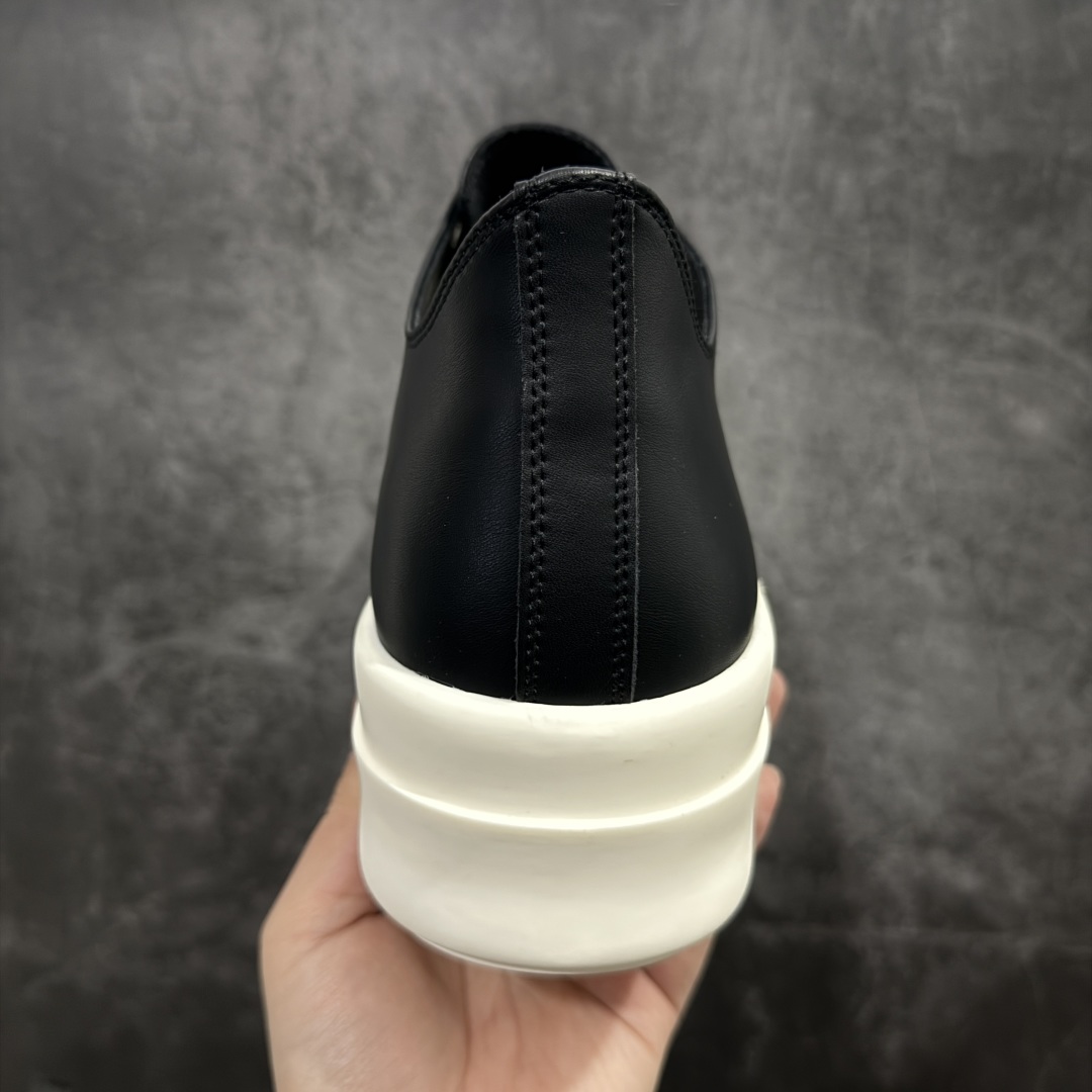 图片[4]-【莞产G版】RO / Rick Owens 瑞克·欧文斯【主线】 【款式】 侵权三角标/低帮/厚底/细鞋带款，头层全白OG牛皮亮面配色！ 【皮料】 东莞原厂进口全新粒面摔纹头层小牛，油光发亮质感！ 【三角标】长绒灰白麂皮头层小牛皮，厚切1.2mm。 【鞋带】 鞋带采用水染定织法工艺，高密度之下，透出光泽感！ 【鞋头】 原厂楦头定型，优雅大幅度上翘弧度！ 【鞋舌】 内里和后跟包裹是全牛皮，一整张牛皮切割，无拼皮、无边角料皮！ 【鞋底】TPU大底奶香味！硬度、肤感一比一！鞋底logo钢印清晰正确！ 【鞋垫】整张牛皮鞋垫 + 3层夹心泡棉材质（白+粉色），独家私人开模冲孔！ 【尺码】 ：36 37 38 39 40 41 42 43 44 45 46-选品中心