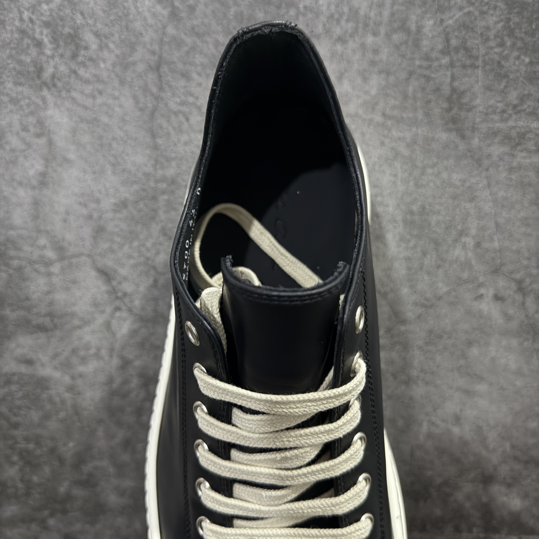 图片[8]-【莞产G版】RO / Rick Owens 瑞克·欧文斯【主线】 【款式】 侵权三角标/低帮/厚底/细鞋带款，头层全白OG牛皮亮面配色！ 【皮料】 东莞原厂进口全新粒面摔纹头层小牛，油光发亮质感！ 【三角标】长绒灰白麂皮头层小牛皮，厚切1.2mm。 【鞋带】 鞋带采用水染定织法工艺，高密度之下，透出光泽感！ 【鞋头】 原厂楦头定型，优雅大幅度上翘弧度！ 【鞋舌】 内里和后跟包裹是全牛皮，一整张牛皮切割，无拼皮、无边角料皮！ 【鞋底】TPU大底奶香味！硬度、肤感一比一！鞋底logo钢印清晰正确！ 【鞋垫】整张牛皮鞋垫 + 3层夹心泡棉材质（白+粉色），独家私人开模冲孔！ 【尺码】 ：36 37 38 39 40 41 42 43 44 45 46-选品中心