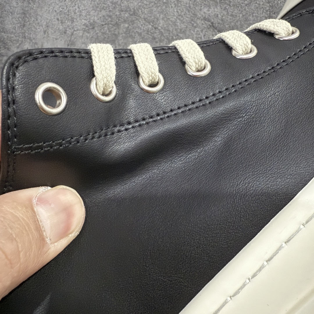 图片[3]-【莞产G版】RO / Rick Owens 瑞克·欧文斯【主线】 【款式】 侵权三角标/低帮/厚底/细鞋带款，头层全白OG牛皮亮面配色！ 【皮料】 东莞原厂进口全新粒面摔纹头层小牛，油光发亮质感！ 【三角标】长绒灰白麂皮头层小牛皮，厚切1.2mm。 【鞋带】 鞋带采用水染定织法工艺，高密度之下，透出光泽感！ 【鞋头】 原厂楦头定型，优雅大幅度上翘弧度！ 【鞋舌】 内里和后跟包裹是全牛皮，一整张牛皮切割，无拼皮、无边角料皮！ 【鞋底】TPU大底奶香味！硬度、肤感一比一！鞋底logo钢印清晰正确！ 【鞋垫】整张牛皮鞋垫 + 3层夹心泡棉材质（白+粉色），独家私人开模冲孔！ 【尺码】 ：36 37 38 39 40 41 42 43 44 45 46-选品中心