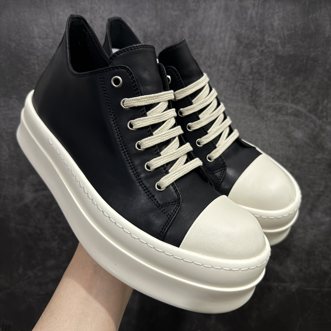 【莞产G版】RO / Rick Owens 瑞克·欧文斯【主线】 【款式】 侵权三角标/低帮/厚底/细鞋带款,头层全白OG牛皮亮面配色! 【皮料】 东莞原厂进口全新粒面摔纹头层小牛,油光发亮质感! 【三角标】长绒灰白麂皮头层小牛皮,厚切1.2mm。 【鞋带】 鞋带采用水染定织法工艺,高密度之下,透出光泽感! 【鞋头】 原厂楦头定型,优雅大幅度上翘弧度! 【鞋舌】 内里和后跟包裹是全牛皮,一整张牛皮切割,无拼皮、无边角料皮! 【鞋底】TPU大底奶香味!硬度、肤感一比一!鞋底logo钢印清晰正确! 【鞋垫】整张牛皮鞋垫 + 3层夹心泡棉材质(白+粉色),独家私人开模冲孔! 【尺码】 :36 37 38 39 40 41 42 43 44 45 46-选品中心