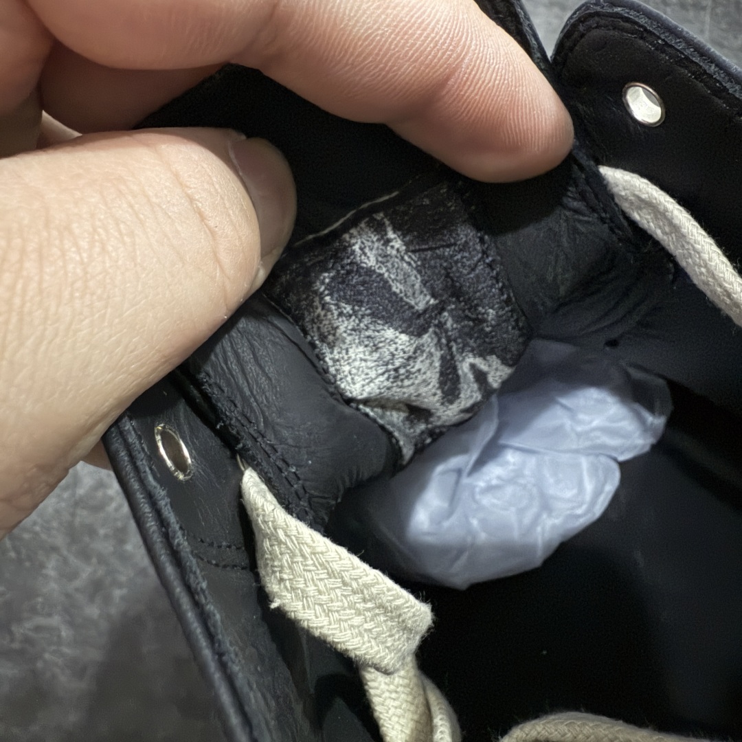 图片[6]-【莞产G版】RO / Rick Owens 瑞克·欧文斯【主线】 【款式】 侵权三角标/低帮/厚底/细鞋带款，头层全白OG牛皮亮面配色！ 【皮料】 东莞原厂进口全新粒面摔纹头层小牛，油光发亮质感！ 【三角标】长绒灰白麂皮头层小牛皮，厚切1.2mm。 【鞋带】 鞋带采用水染定织法工艺，高密度之下，透出光泽感！ 【鞋头】 原厂楦头定型，优雅大幅度上翘弧度！ 【鞋舌】 内里和后跟包裹是全牛皮，一整张牛皮切割，无拼皮、无边角料皮！ 【鞋底】TPU大底奶香味！硬度、肤感一比一！鞋底logo钢印清晰正确！ 【鞋垫】整张牛皮鞋垫 + 3层夹心泡棉材质（白+粉色），独家私人开模冲孔！ 【尺码】 ：36 37 38 39 40 41 42 43 44 45 46-选品中心