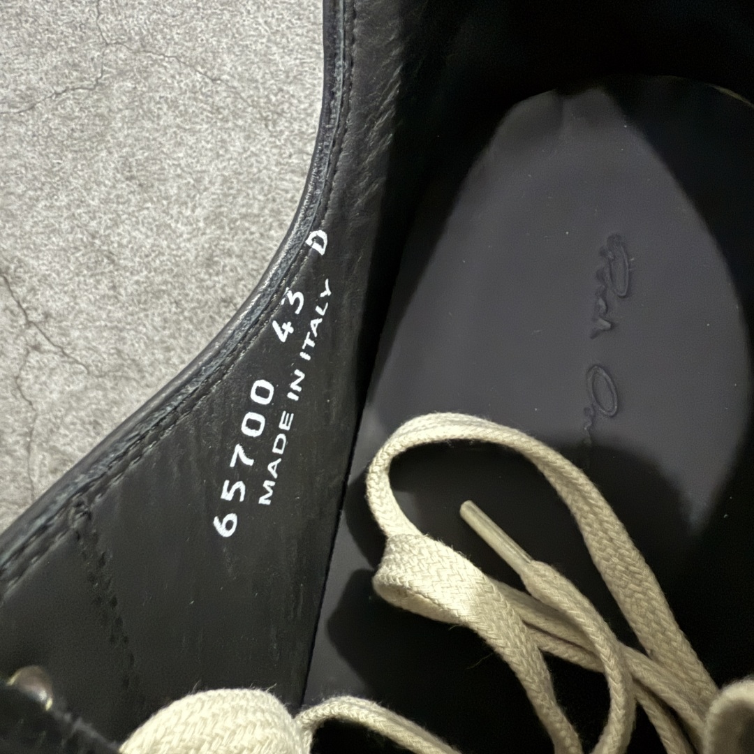 图片[7]-【莞产G版】RO / Rick Owens 瑞克·欧文斯【主线】 【款式】 侵权三角标/低帮/厚底/细鞋带款，头层全白OG牛皮亮面配色！ 【皮料】 东莞原厂进口全新粒面摔纹头层小牛，油光发亮质感！ 【三角标】长绒灰白麂皮头层小牛皮，厚切1.2mm。 【鞋带】 鞋带采用水染定织法工艺，高密度之下，透出光泽感！ 【鞋头】 原厂楦头定型，优雅大幅度上翘弧度！ 【鞋舌】 内里和后跟包裹是全牛皮，一整张牛皮切割，无拼皮、无边角料皮！ 【鞋底】TPU大底奶香味！硬度、肤感一比一！鞋底logo钢印清晰正确！ 【鞋垫】整张牛皮鞋垫 + 3层夹心泡棉材质（白+粉色），独家私人开模冲孔！ 【尺码】 ：36 37 38 39 40 41 42 43 44 45 46-选品中心