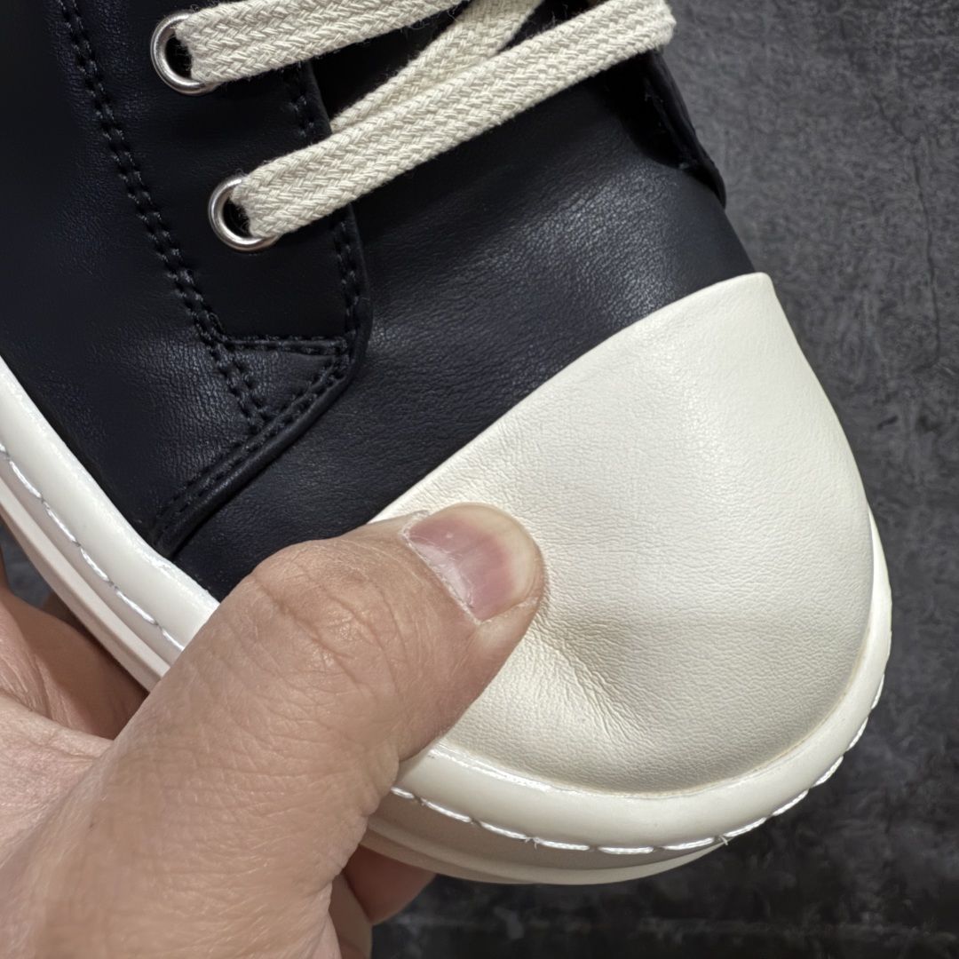 图片[4]-【莞产G版】RO / Rick Owens 瑞克·欧文斯【主线】 【款式】 侵权三角标/低帮/厚底/细鞋带款，头层全白OG牛皮亮面配色！ 【皮料】 东莞原厂进口全新粒面摔纹头层小牛，油光发亮质感！ 【三角标】长绒灰白麂皮头层小牛皮，厚切1.2mm。 【鞋带】 鞋带采用水染定织法工艺，高密度之下，透出光泽感！ 【鞋头】 原厂楦头定型，优雅大幅度上翘弧度！ 【鞋舌】 内里和后跟包裹是全牛皮，一整张牛皮切割，无拼皮、无边角料皮！ 【鞋底】TPU大底奶香味！硬度、肤感一比一！鞋底logo钢印清晰正确！ 【鞋垫】整张牛皮鞋垫 + 3层夹心泡棉材质（白+粉色），独家私人开模冲孔！ 【尺码】 ：36 37 38 39 40 41 42 43 44 45 46-选品中心