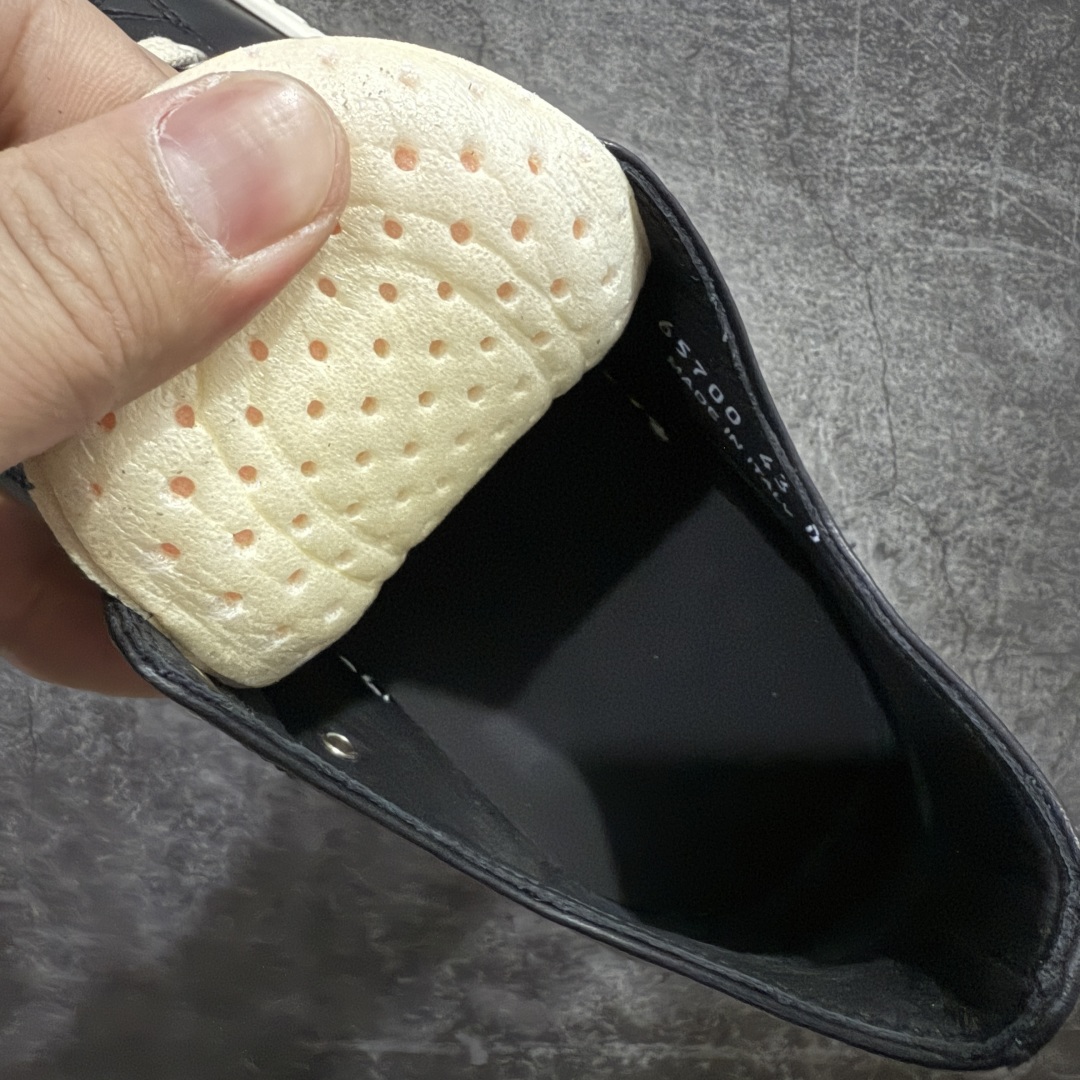 图片[8]-【莞产G版】RO / Rick Owens 瑞克·欧文斯【主线】 【款式】 侵权三角标/低帮/厚底/细鞋带款，头层全白OG牛皮亮面配色！ 【皮料】 东莞原厂进口全新粒面摔纹头层小牛，油光发亮质感！ 【三角标】长绒灰白麂皮头层小牛皮，厚切1.2mm。 【鞋带】 鞋带采用水染定织法工艺，高密度之下，透出光泽感！ 【鞋头】 原厂楦头定型，优雅大幅度上翘弧度！ 【鞋舌】 内里和后跟包裹是全牛皮，一整张牛皮切割，无拼皮、无边角料皮！ 【鞋底】TPU大底奶香味！硬度、肤感一比一！鞋底logo钢印清晰正确！ 【鞋垫】整张牛皮鞋垫 + 3层夹心泡棉材质（白+粉色），独家私人开模冲孔！ 【尺码】 ：36 37 38 39 40 41 42 43 44 45 46-选品中心