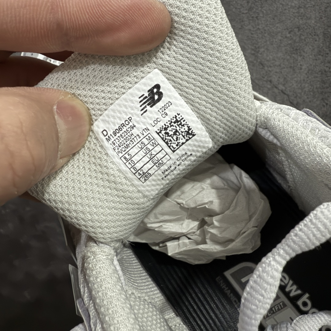 图片[8]-【M版纯原】新百伦New Balance NB1906 M1906RGP 灰银绿 全套原楦原纸板原厂数据开发 进口三明治网面 原装进口皮料正确绒感卡色 正确中底拉帮中底网布细节 原厂标裁 带紫光防伪 定制后跟透明水晶模块 冲裁组合 大底贴合程度胶水上色把控完美 整洁度挑战全网艺术家 多道序QC把关品质完善 匠心打造 耗时两个月开发完成 工艺极其复杂难度可想而知 新开独立私模大底 全网唯一正确六层组合大底 高端零售专供产物 尺码：36 37 37.5 38 38.5 39 40 40.5 41 42 42.5 43 44 45.5 46.5 47-选品中心
